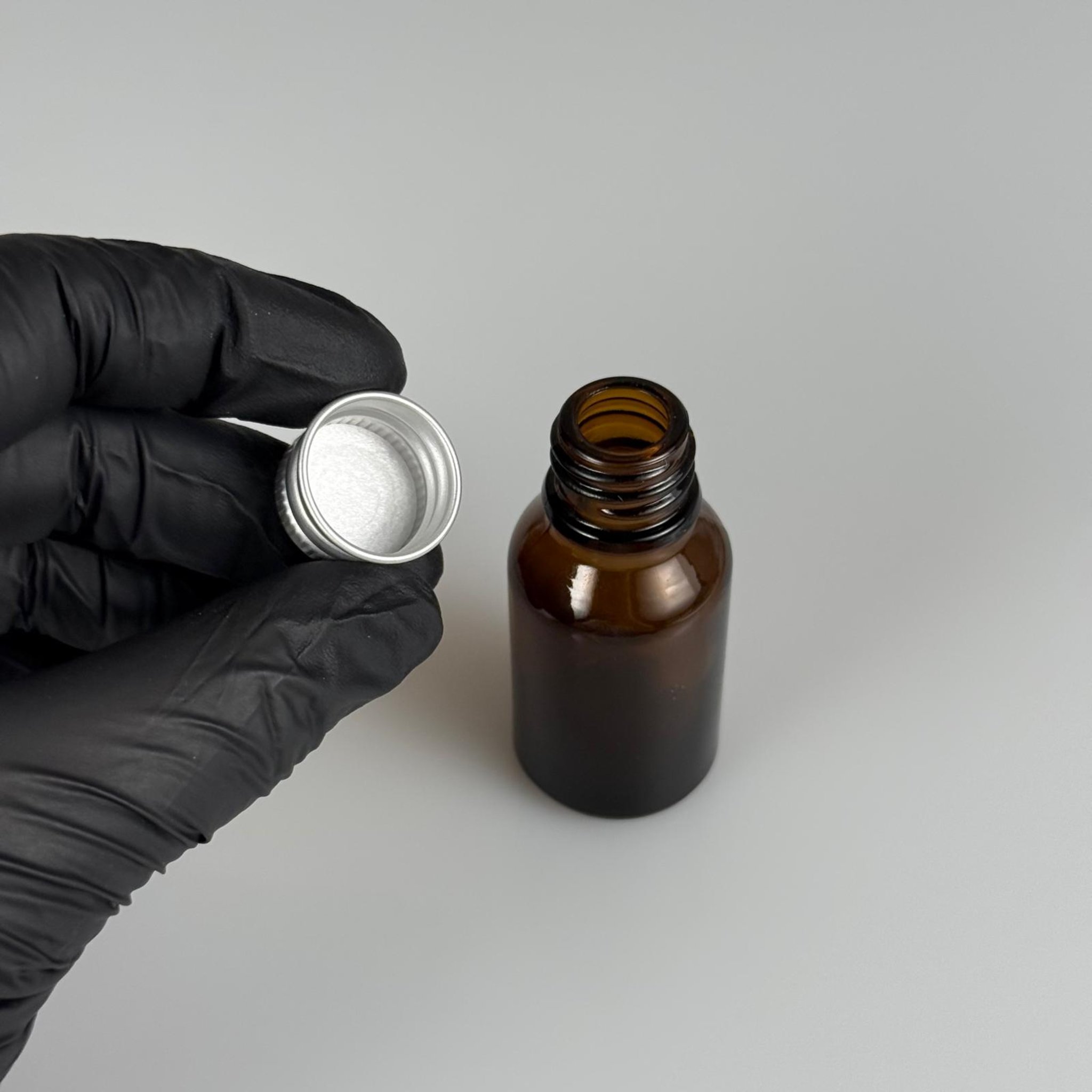 15 CC AMBER CAM ŞİŞE + KÖPÜK CONTALI GÜMÜŞ ALÜMİNYUM METAL KAPAKLI TAKIM - 15 ML KAHVERENGİ CAM ŞİŞE