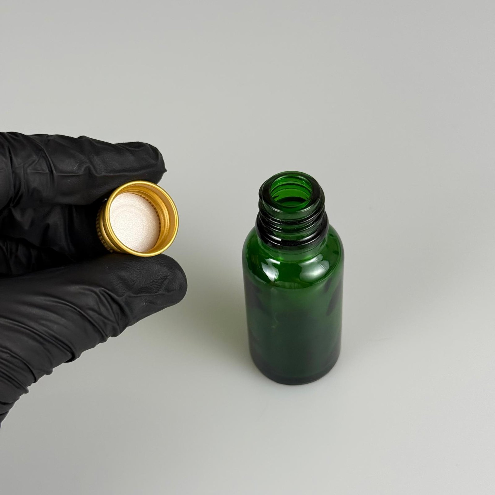 20 CC YEŞİL CAM ŞİŞE + KÖPÜK CONTALI GOLD  ALÜMİNYUM METAL KAPAKLI TAKIM - 20 ML YEŞİL CAM ŞİŞE