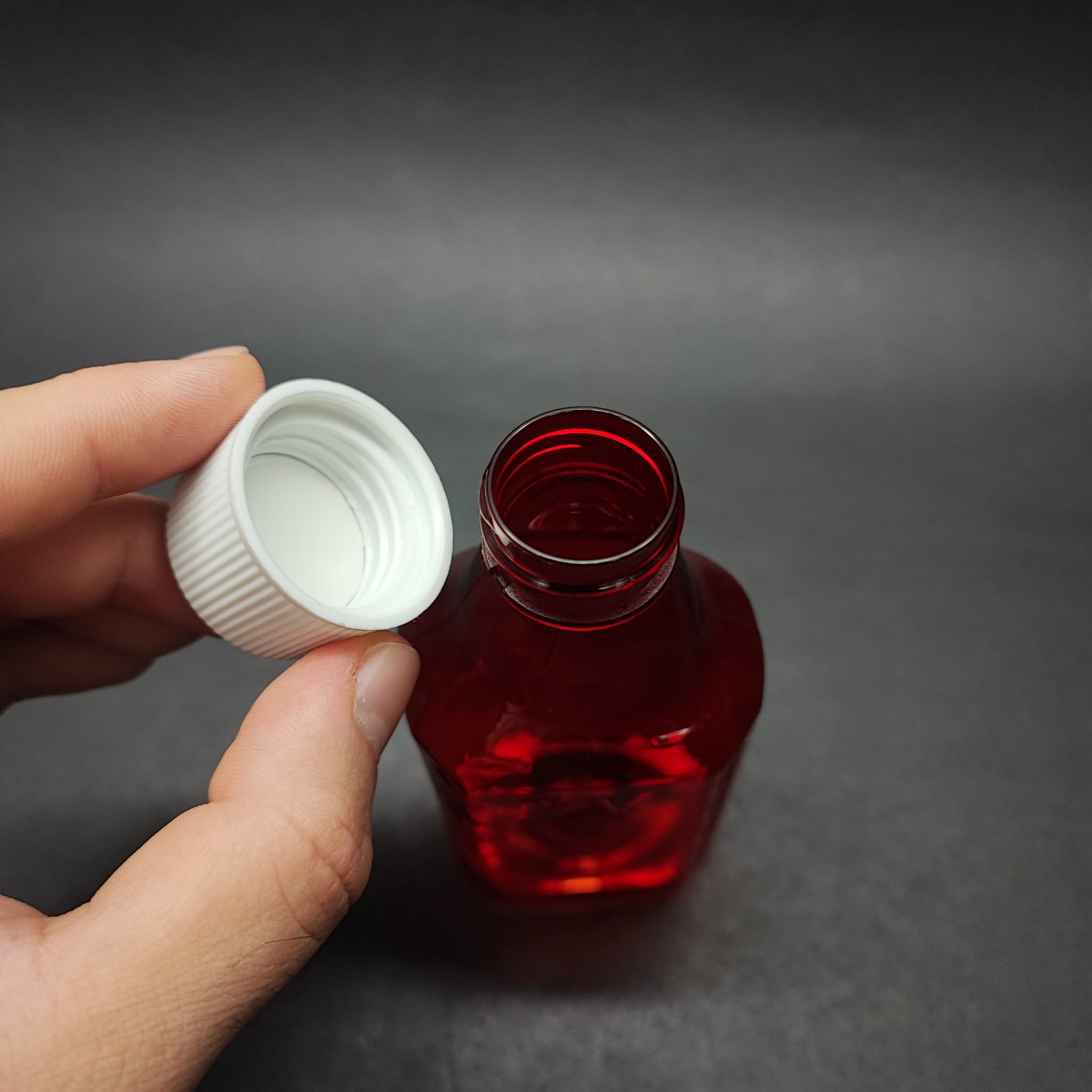 100 CC ÖLÇEKLİ PET ŞİŞE - BEYAZ ÇOCUK KİLİTLİ KAPAKLI - 100 ML VE OZ ÖLÇÜLÜ KIRMIZI PET ŞİŞE
