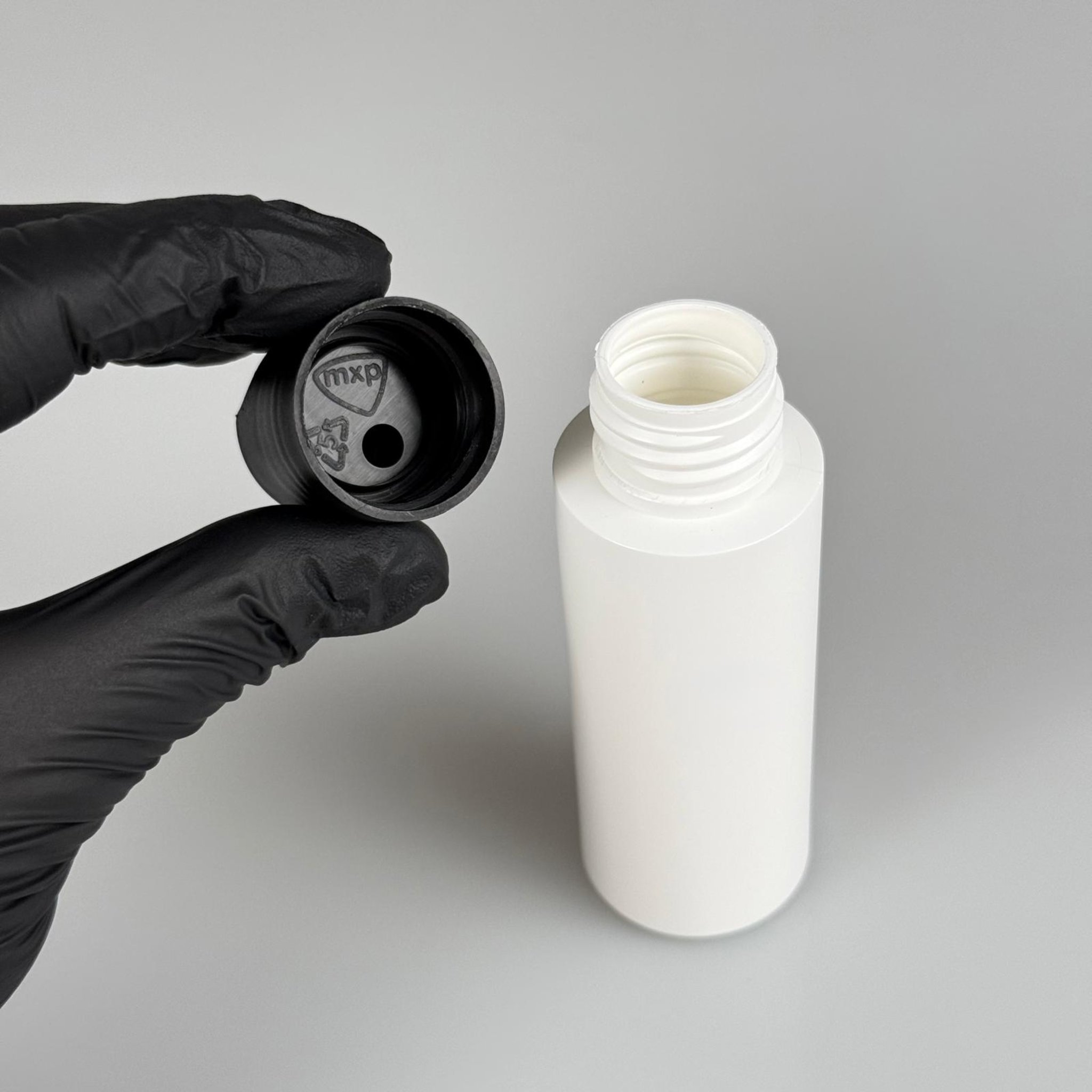 50 CC BEYAZ POLİETİLEN ŞAMPUAN ŞİŞESİ -  50 ML SİYAH DİSKTOP ŞAMPUAN KAPAKLI