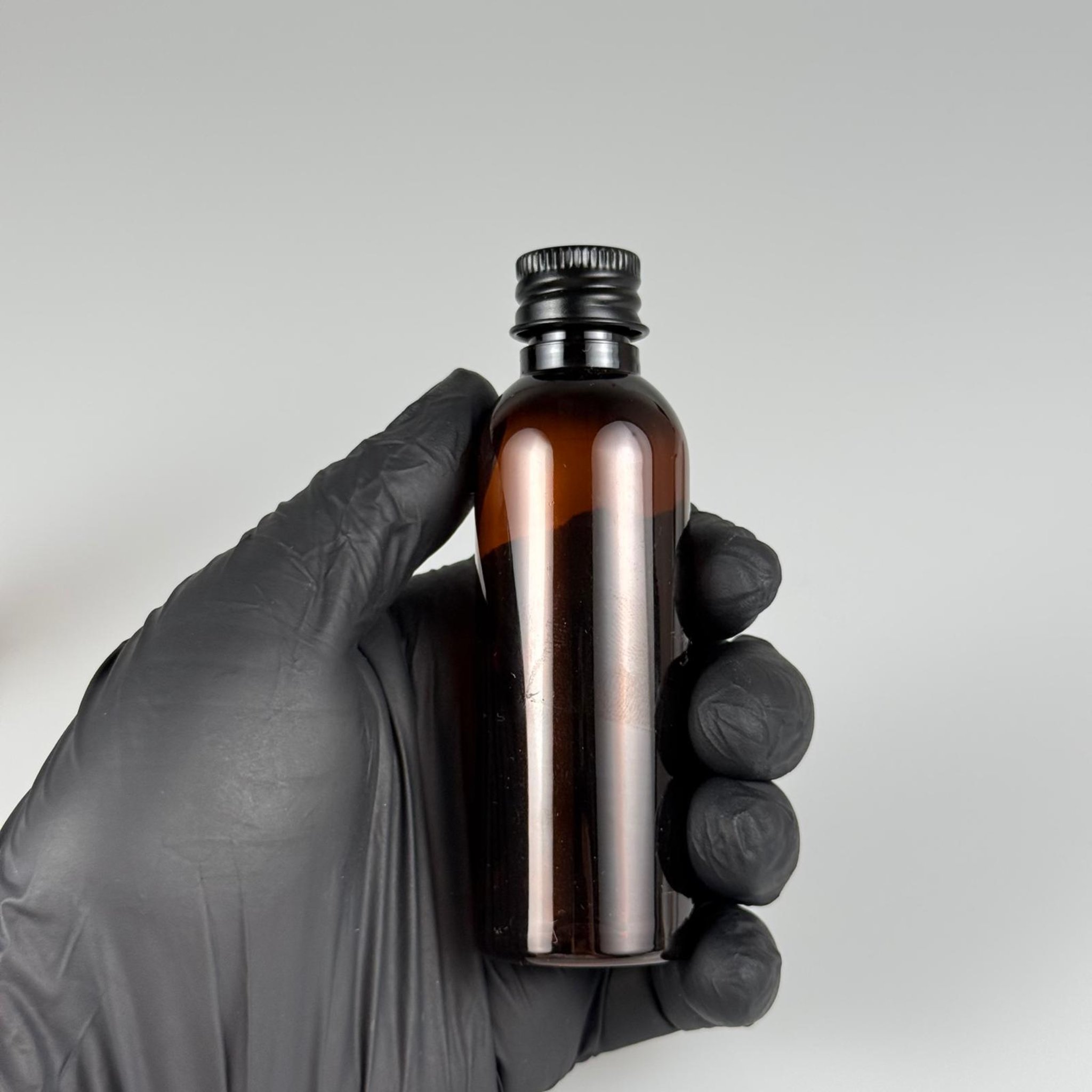 50 CC AMBER SİLİNDİR UZUN MODEL PET ŞİŞE + KÖPÜK CONTALI SİYAH ALÜMİNYUM METAL KAPAKLI + KÖR TIPALI TAKIM - 50 ML KAHVERENGİ PLASTİK ŞİŞE