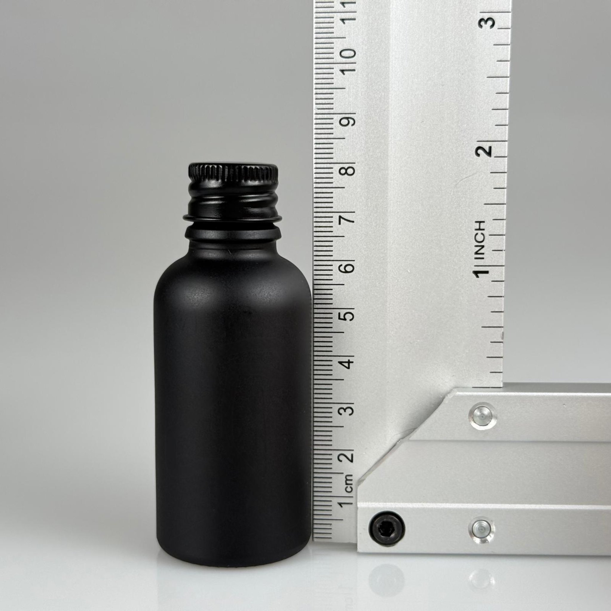 30 CC MAT SİYAH CAM ŞİŞE + KÖPÜK CONTALI SİYAH ALÜMİNYUM METAL KAPAKLI + DAMLALIKLI KOLONYA TIPALI TAKIM - 50 ML MAT SİYAH CAM ŞİŞE