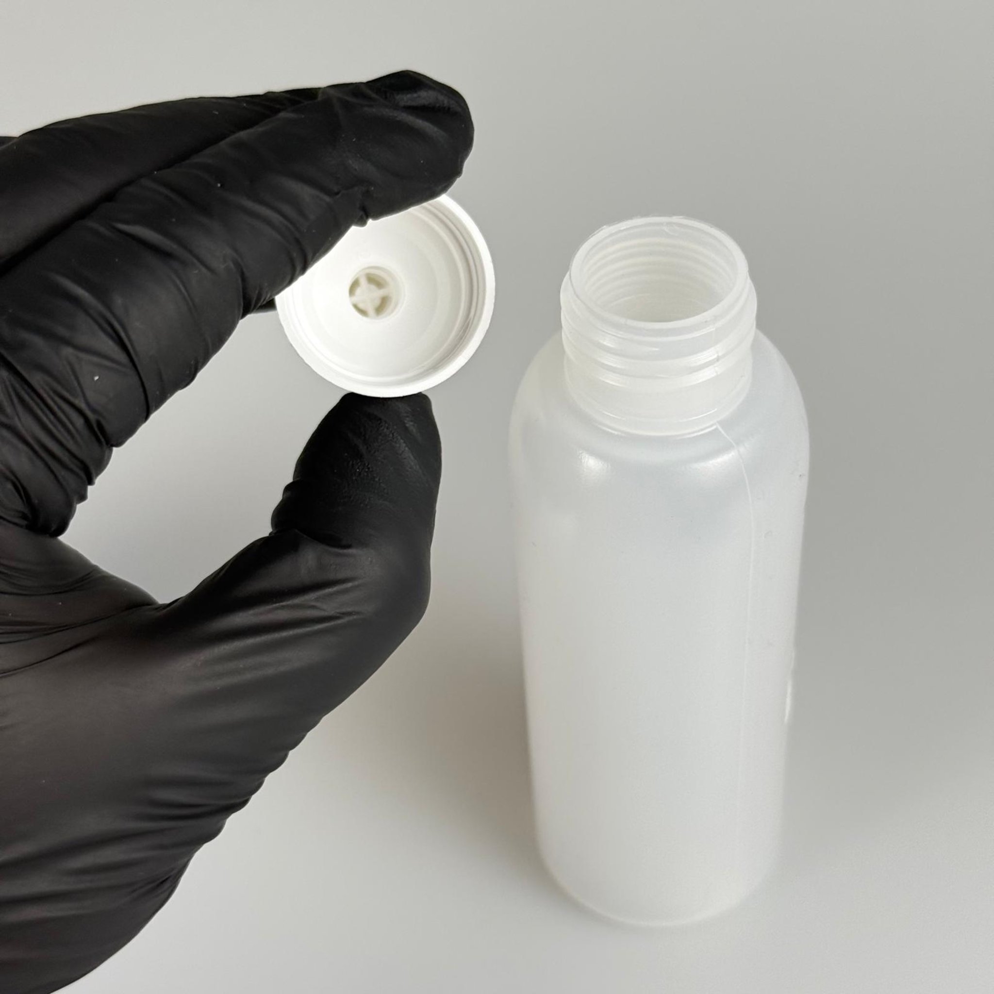 100 ML SIKILABİLİR YUMUŞAK PE POLİETİLEN PLASTİK ŞİŞE - BEYAZ TWİST SİVRİ KARTUŞ KAPAKLI - 100 cc sos, yağ, kartuş, mürekkep vb için boş şişeler