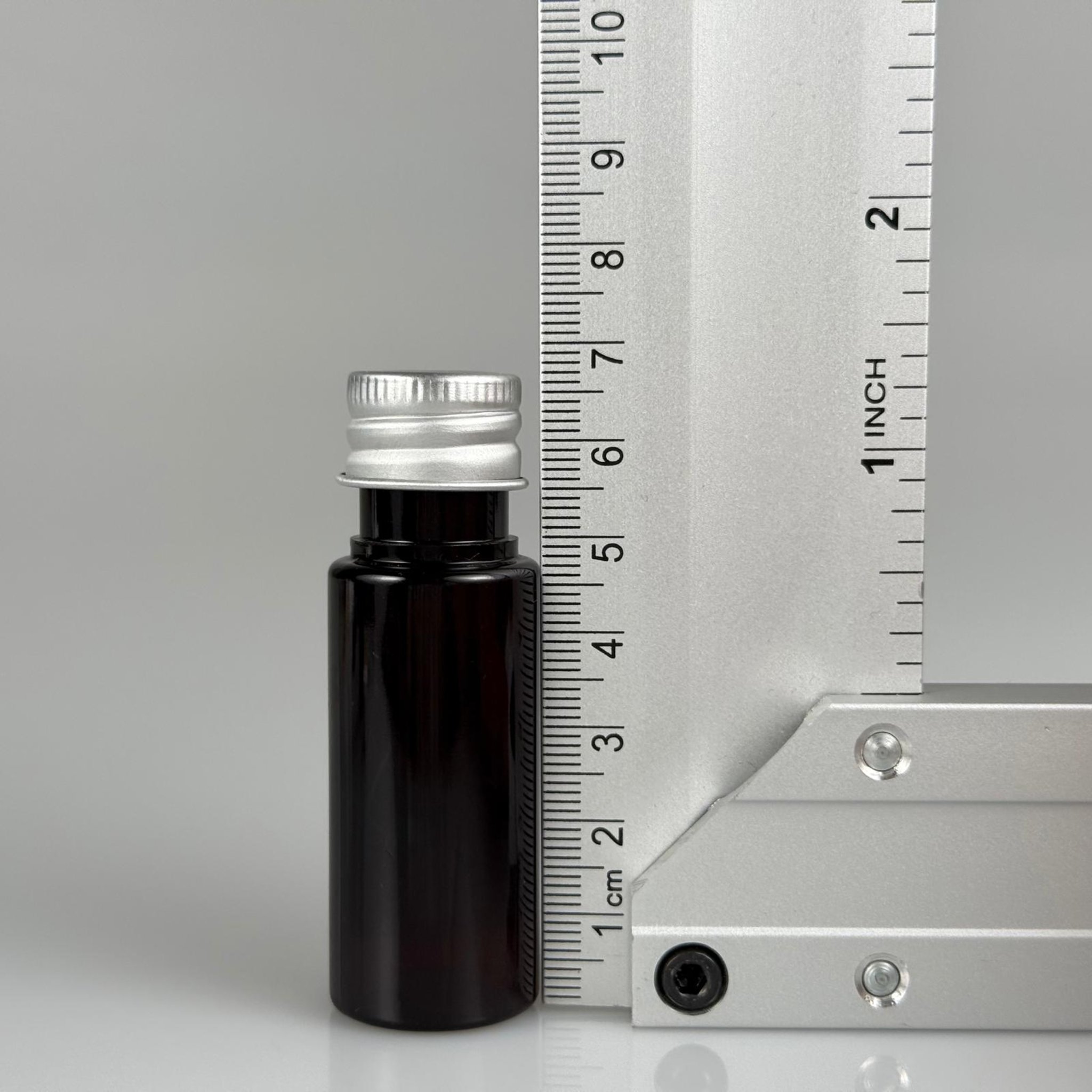 15 CC AMBER SİLİNDİR PET ŞİŞE + KÖPÜK CONTALI GÜMÜŞ ALÜMİNYUM METAL KAPAKLI + KÖR TIPALI TAKIML - 15 ML KAHVERENGİ PET ŞİŞE