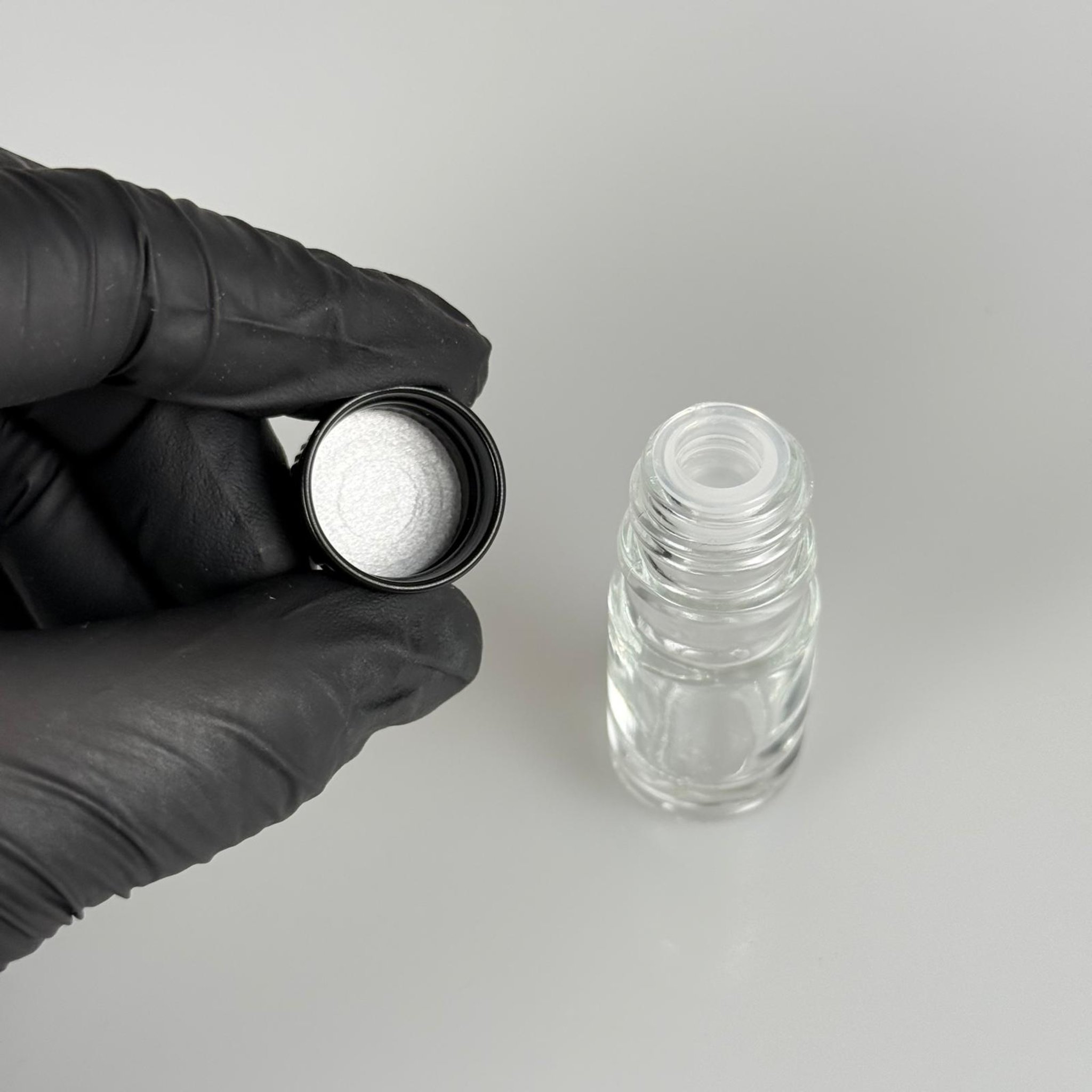 5 CC ŞEFFAF CAM ŞİŞE + KÖPÜK CONTALI SİYAH ALÜMİNYUM METAL KAPAKLI + KÖR TIPALI TAKIM - 5 ML ŞEFFAF CAM ŞİŞE