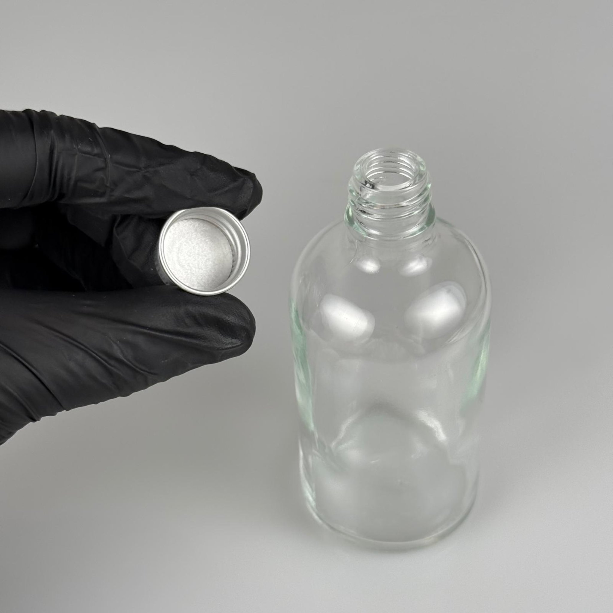 100 CC ŞEFFAF CAM ŞİŞE + KÖPÜK CONTALI GÜMÜŞ ALÜMİNYUM METAL KAPAKLI TAKIM - 100 ML ŞEFFAF CAM ŞİŞE
