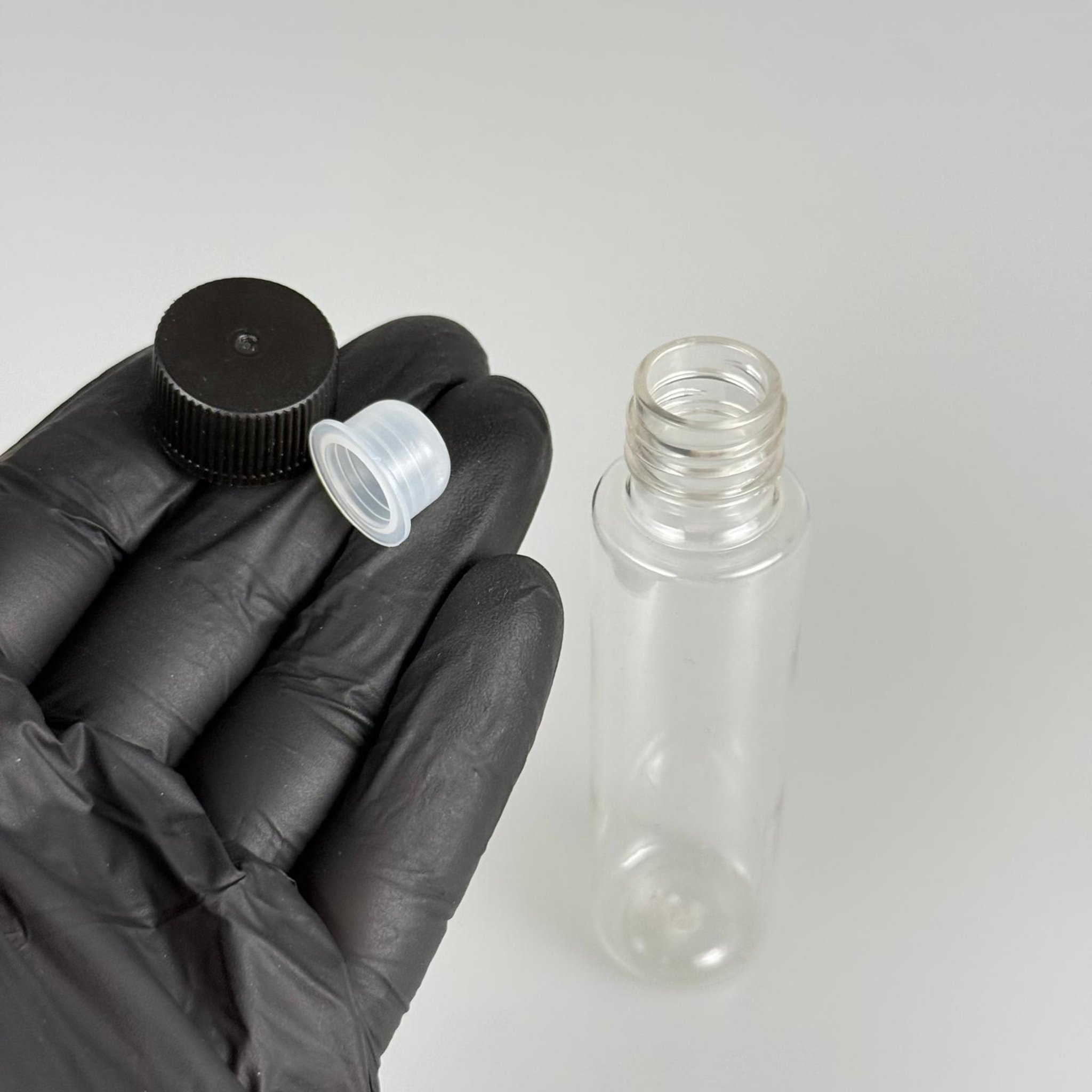 35 ML TIPALI, SIZDIRMAZ KAPAKLI PET ŞİŞE - 35 CC ŞEFFAF PLASTİK ŞİŞE + CONTALI SİYAH KAPAK + KÖR TIPA TAKIM