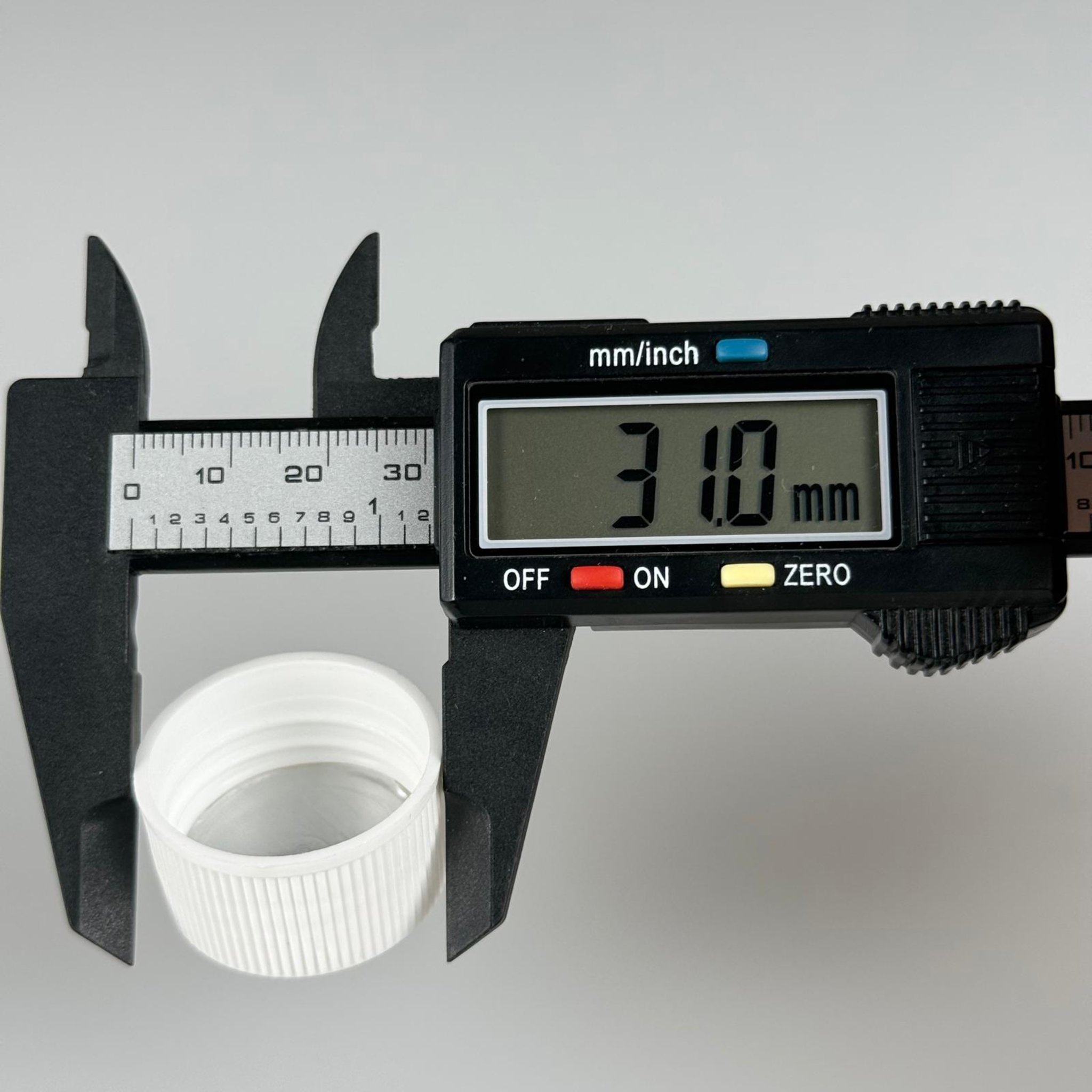 28 MM İNDİKSİYON ALÜMİNYUM FOLYOLU BEYAZ KAPAK - 28 MM PLASTİK KAPAK (PET ŞİŞELER İÇİN)