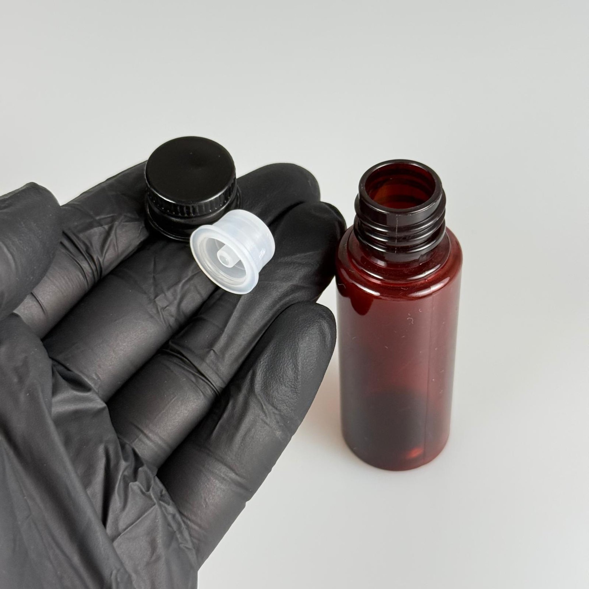 30 CC PET AMBER SHOT ŞİŞE - KÖPÜK CONTALI SİYAH ALÜMİNYUM METAL KAPAKLI + DAMLALIKLI KOLONYA TIPALITAKIM - 30 ML KAHVERENGİ PLASTİK ŞİŞE