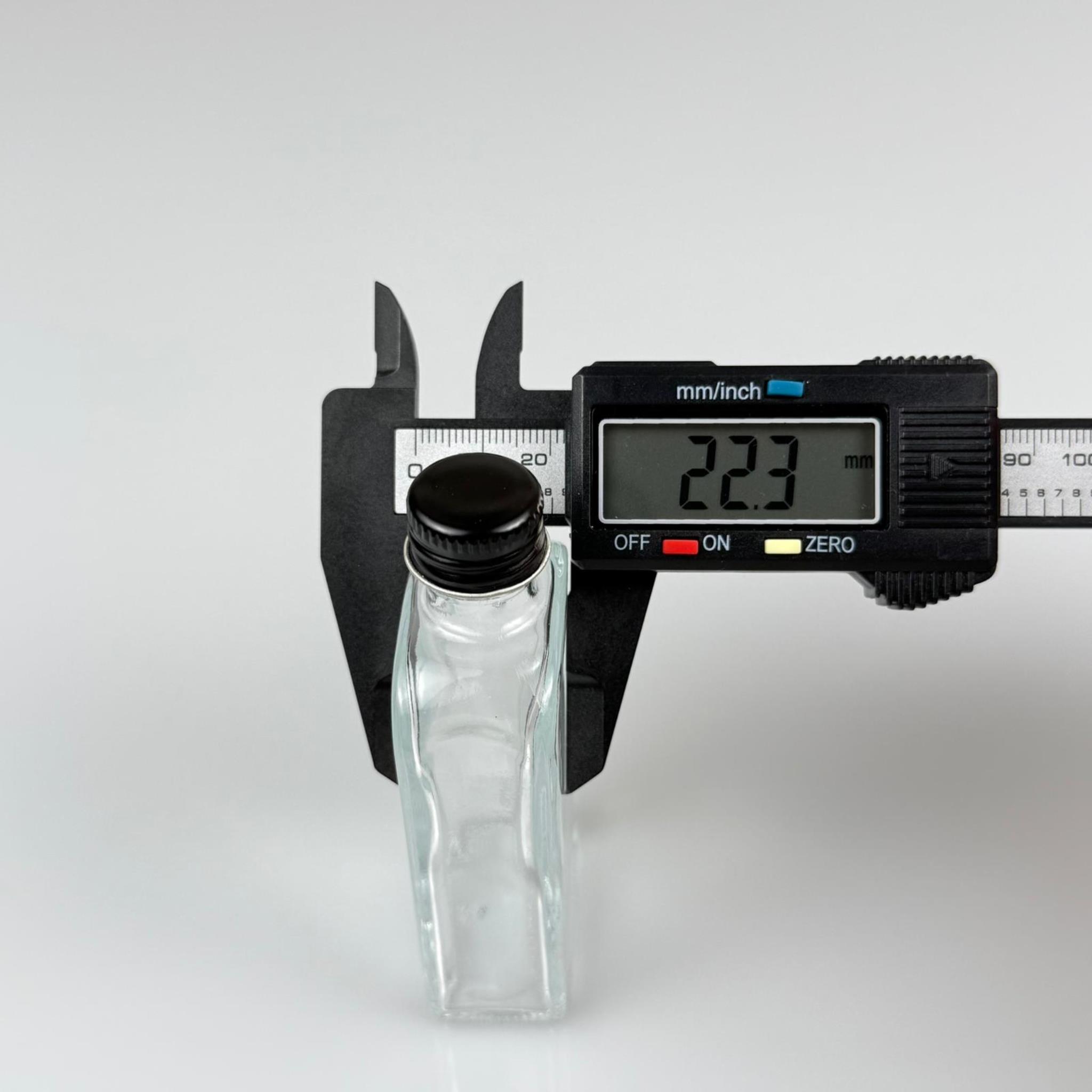 50 CC YASSI DİKDÖRTGEN CAM ŞİŞE - SİYAH METAL KAPAKLI KOLONYA TIPALI - 50 ML PRESTİJLİ ŞİŞE