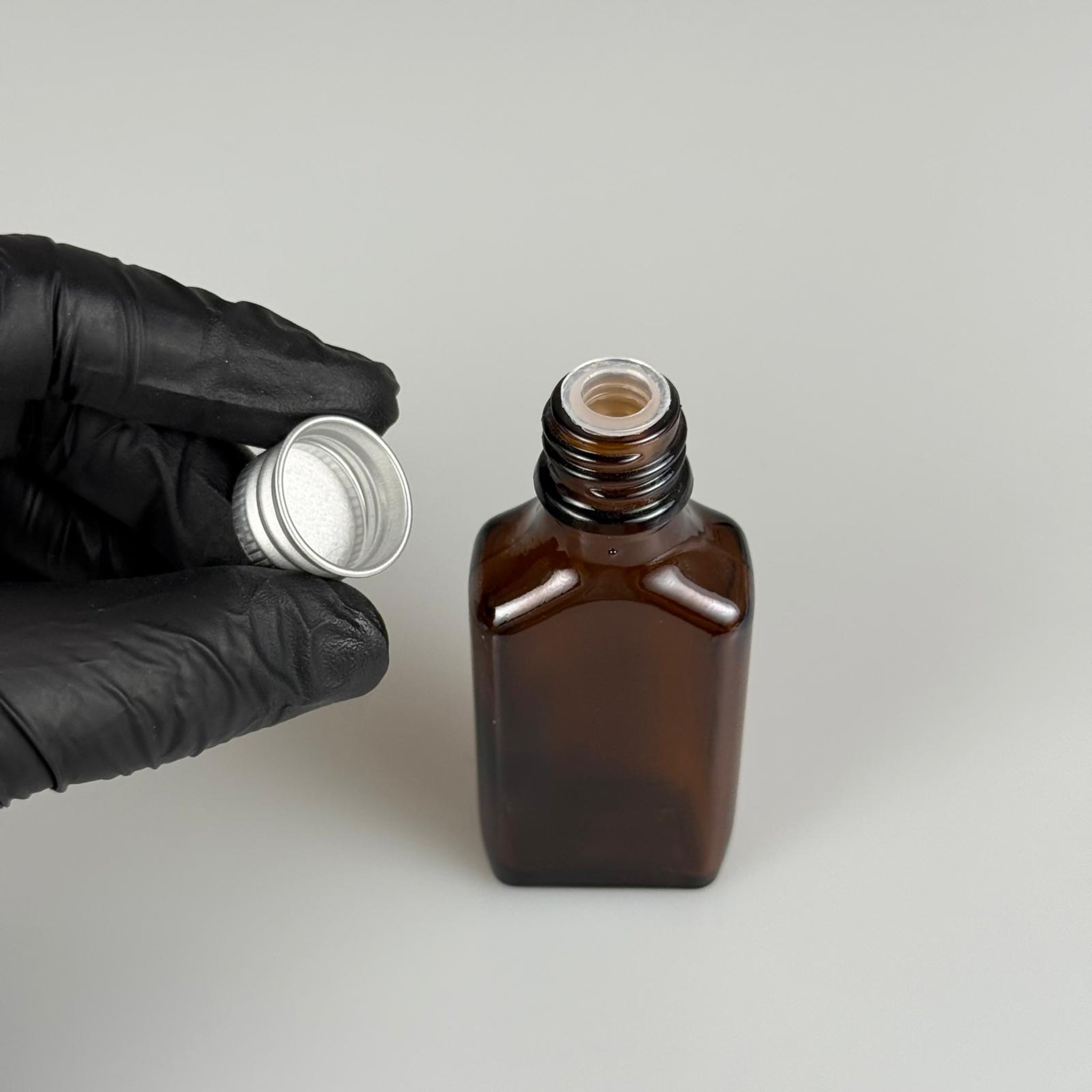 30 CC AMBER YASSI CAM ŞİŞE + GÜMÜŞ ALÜMİNYUM METAL KAPAKLI + KÖR TIPALI TAKIM - 30 ML KAHVERENGİ CAM ŞİŞE