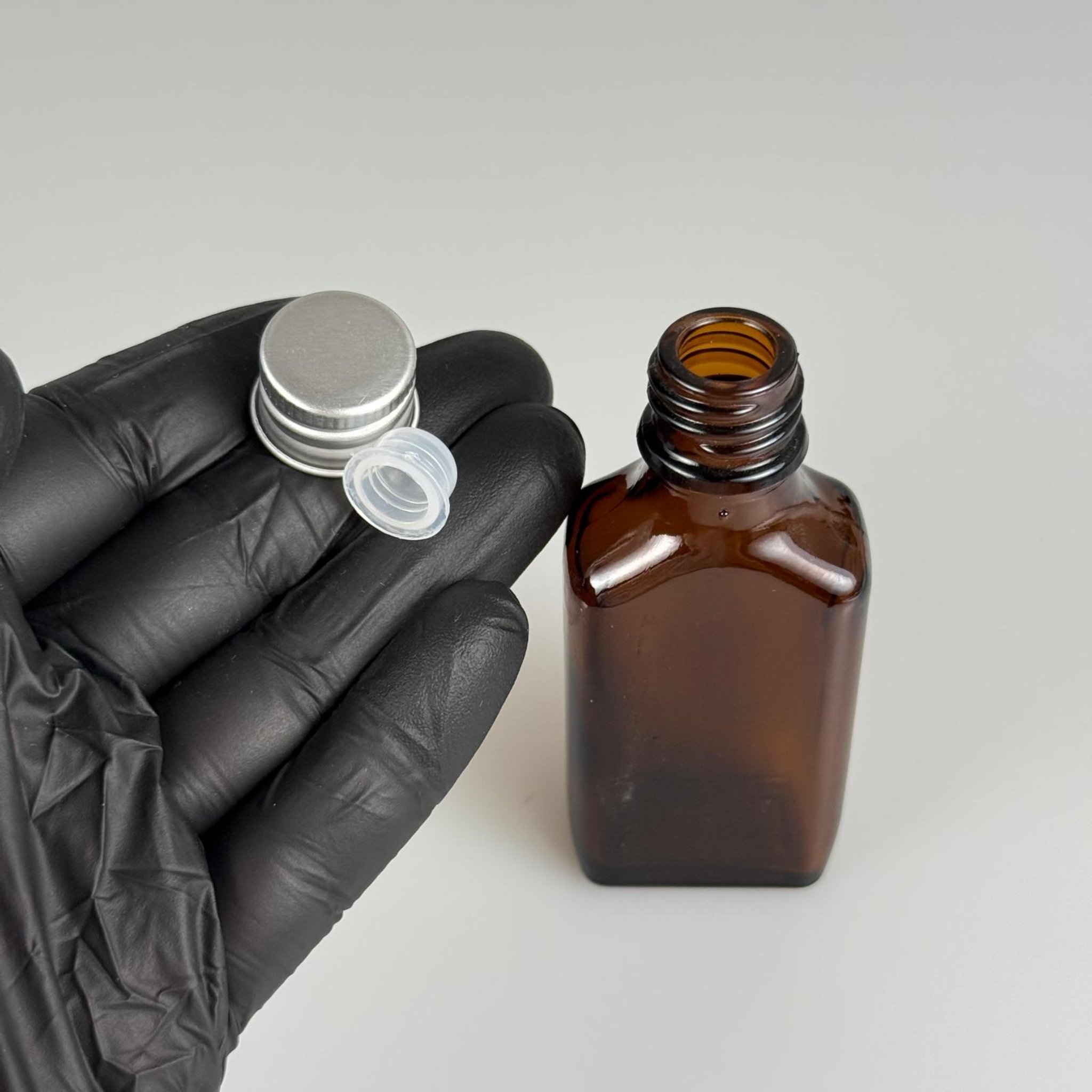 30 CC AMBER YASSI CAM ŞİŞE + GÜMÜŞ ALÜMİNYUM METAL KAPAKLI + KÖR TIPALI TAKIM - 30 ML KAHVERENGİ CAM ŞİŞE