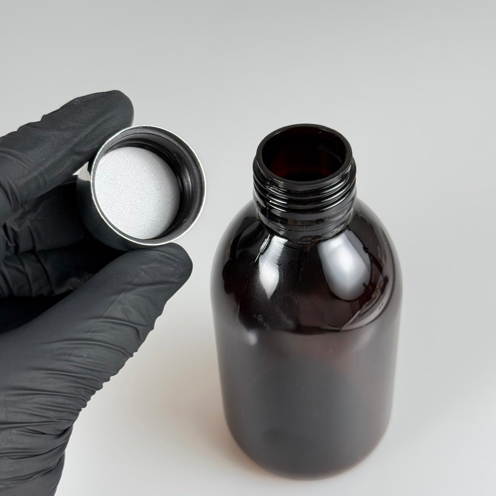 200 CC AMBER PET ECZA ŞİŞESİ + ALÜMİNYUM KAPLAMALI GÜMÜŞ KAPAKLI TAKIM  - 200 ML KAHVERENGİ PLASTİK ŞURUP ŞİŞESİ (21 GR)