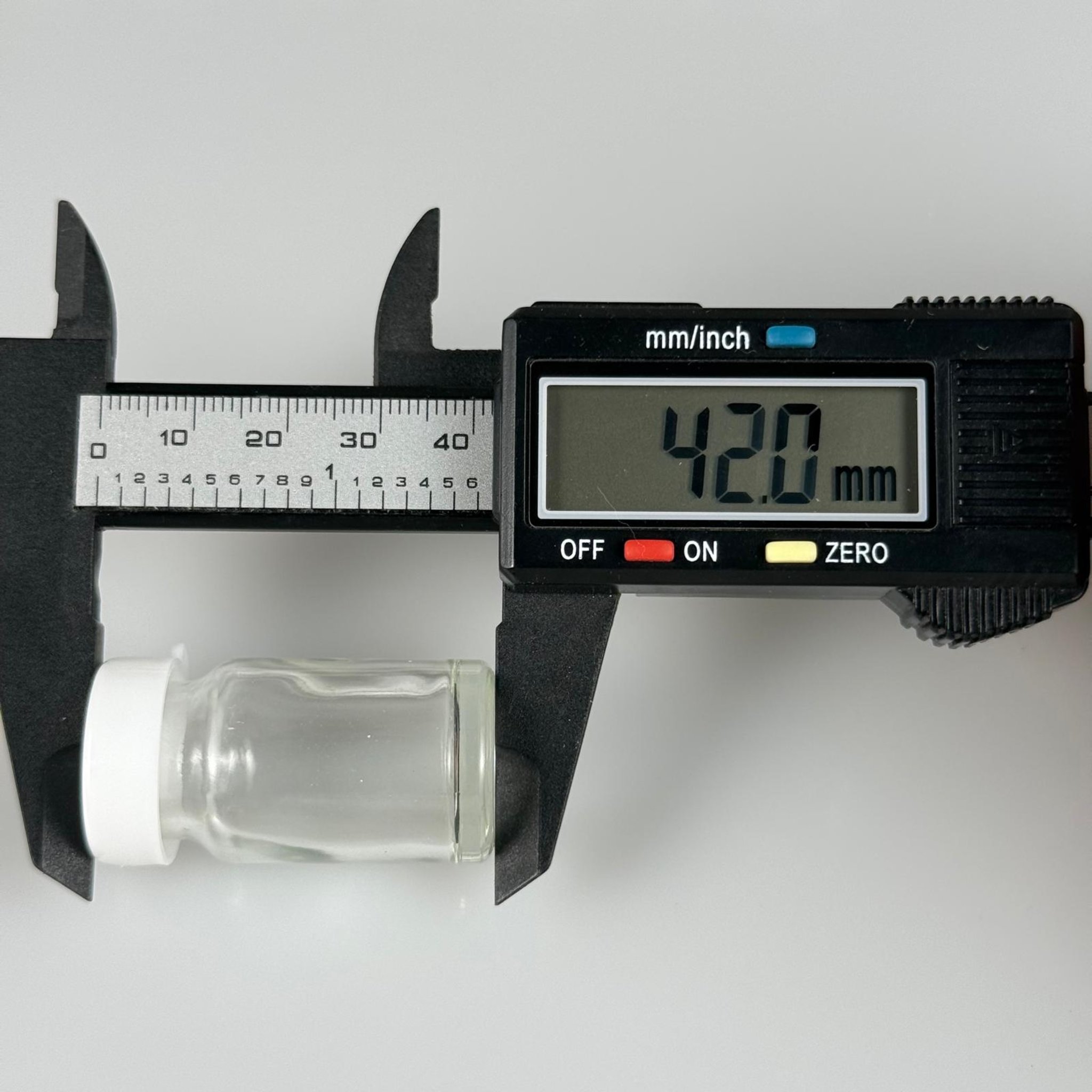 50 ADET KAPAKLI MİNİK CAM ŞİŞE (6 ML) + KOLAY DOLUM ŞIRINGASI SETİ - ARI SÜTÜ, YAĞ NUMUNESİ, ESANS VB İÇİN CAM ŞİŞELER