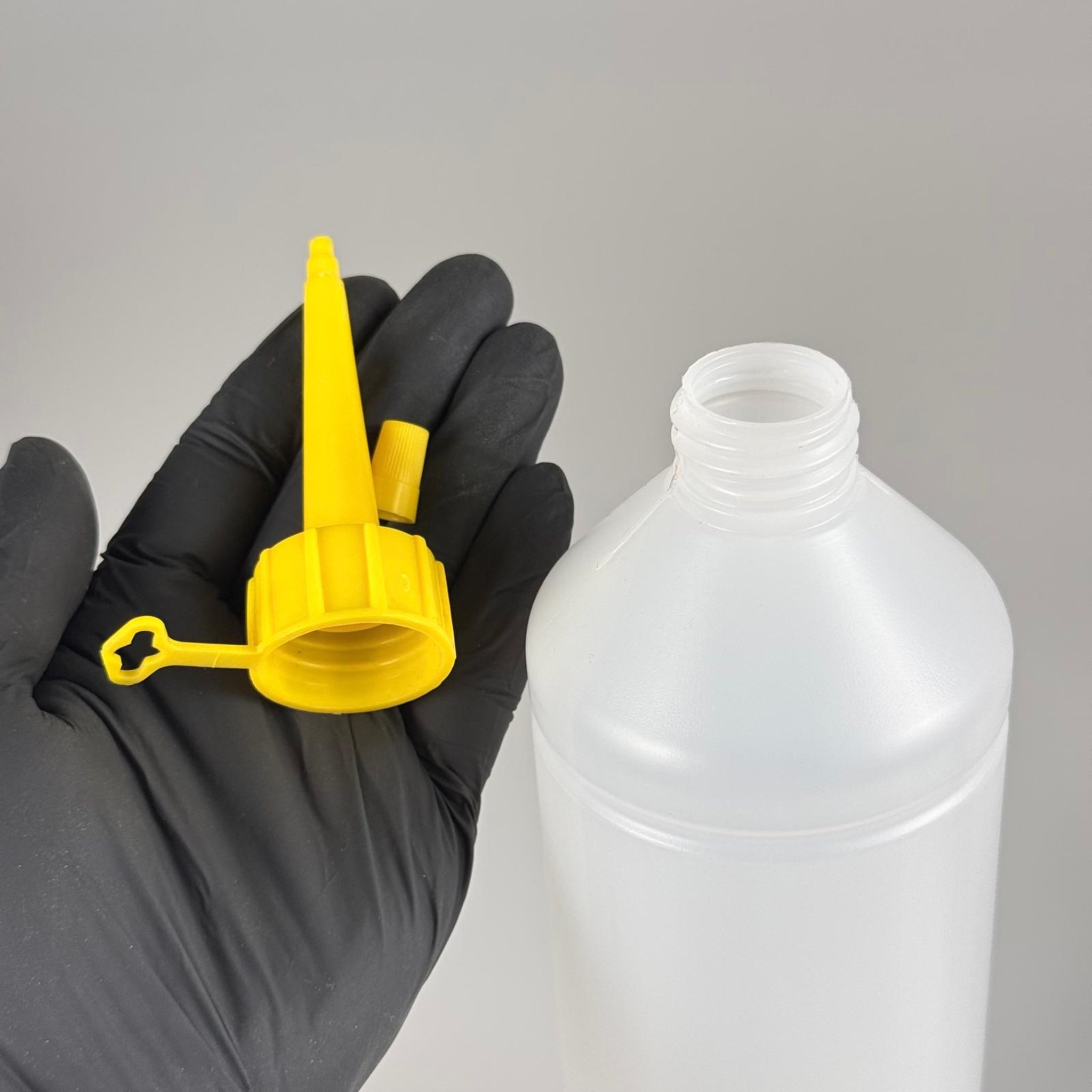 1000 CC UZUN TİNER ŞİŞESİ - KÖPÜK CONTALI BEYAZ KAPAKLI + AKITICILI SİVRİ SARI KARTUŞ KAPAKLI - 1000 ML KİMYASALA DAYANIKLI PLASTİK ŞİŞE - 1 LT POLİETİLEN ŞİŞE UZUN