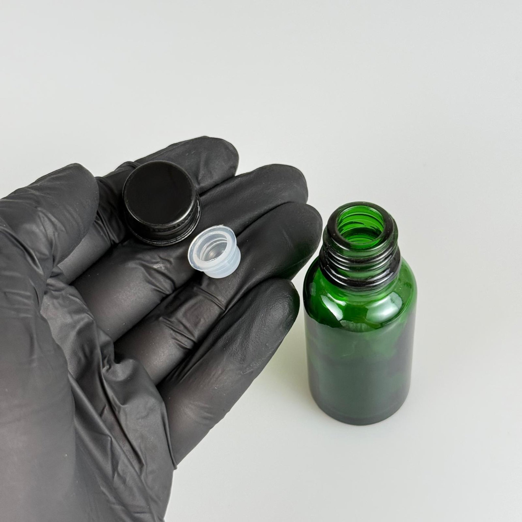 20 CC YEŞİL CAM ŞİŞE + KÖPÜK CONTALI SİYAH ALÜMİNYUM METAL KAPAKLI + KÖR TIPALI TAKIM - 20 ML YEŞİL CAM ŞİŞE