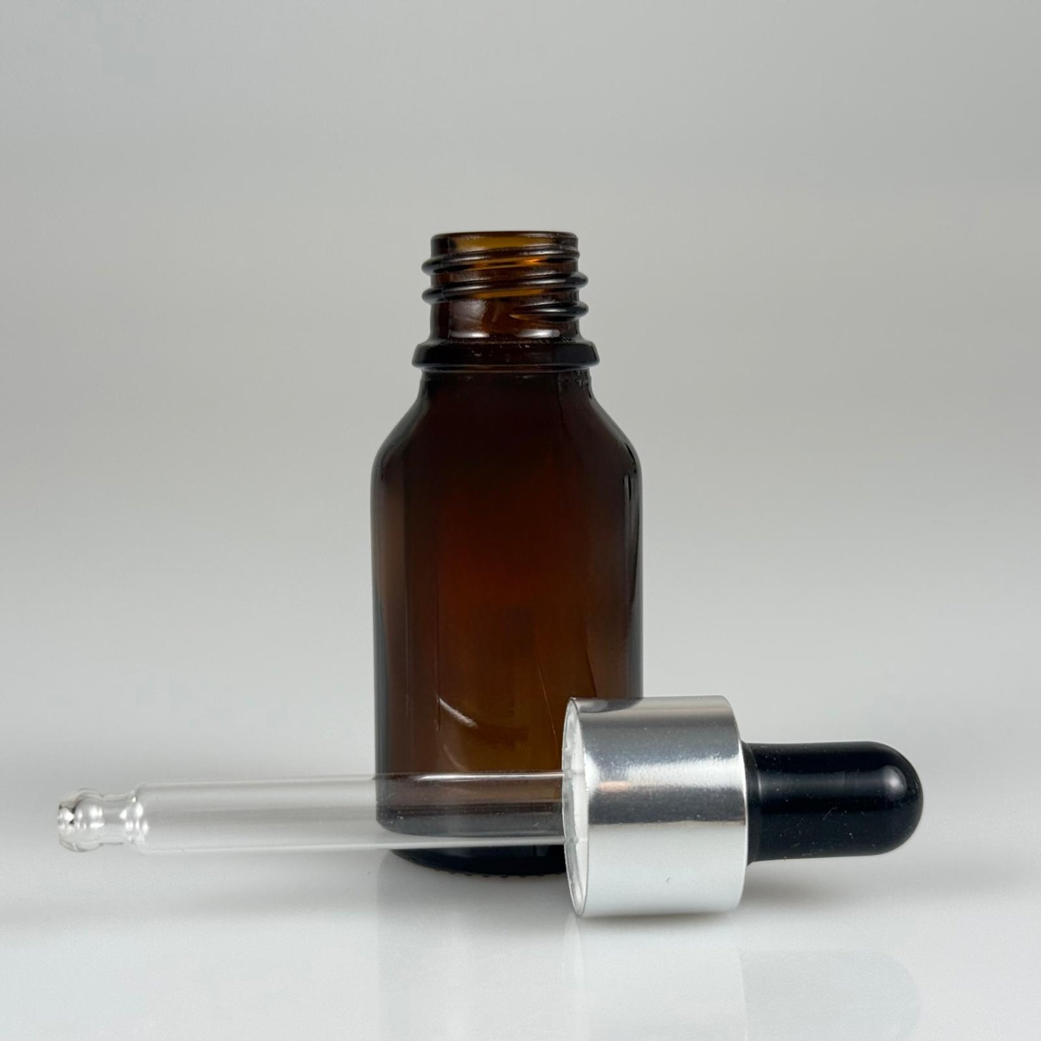 15 CC AMBER CAM DAMLALIKLI ŞİŞE - SİYAH EMZİK - METALİK GÜMÜŞ KAPAK - 15 ML KAHVERENGİ CAM DAMLALIKLI ŞİŞE
