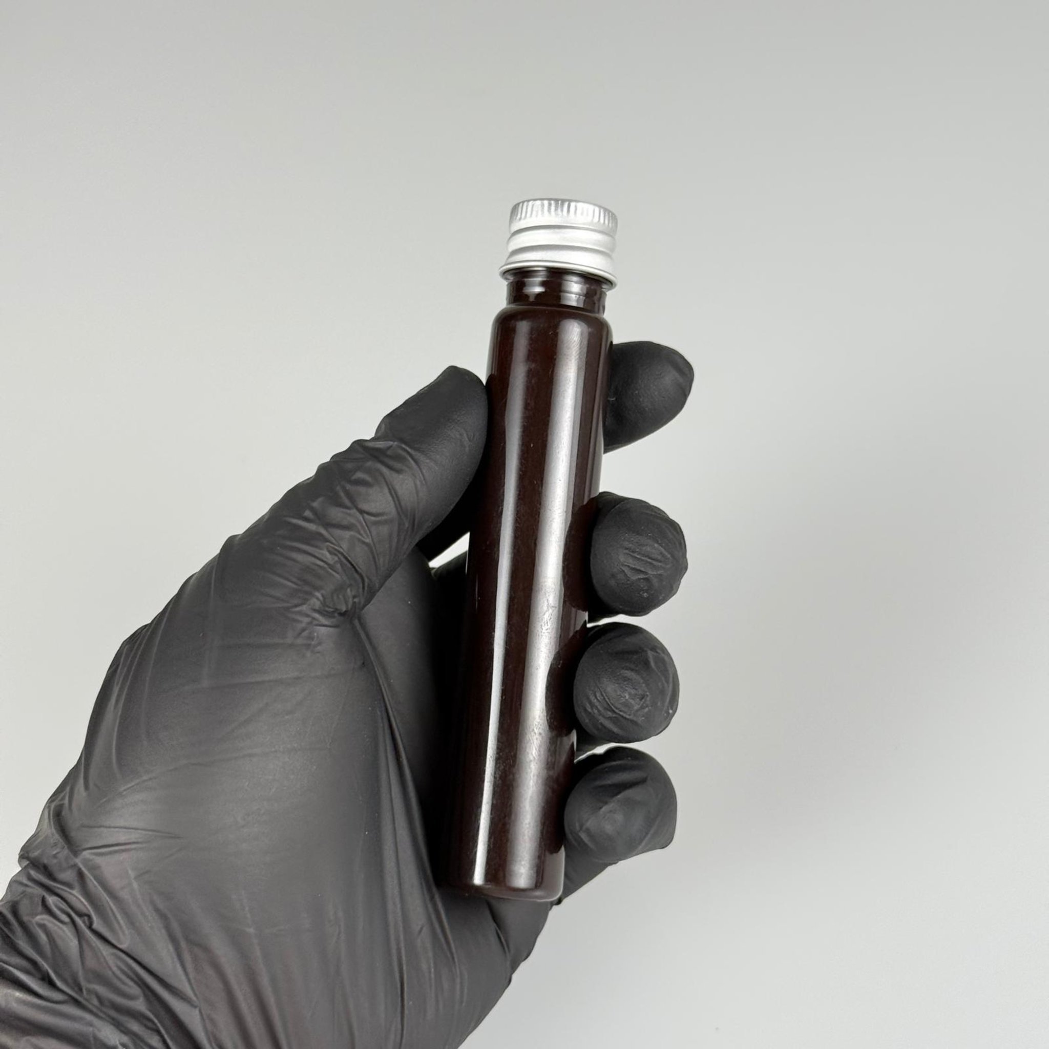 25 CC AMBER PLASTİK ŞİŞE + KÖPÜK CONTALI GÜMÜŞ ALÜMİNYUM METAL KAPAKLI TAKIM - 25 ML KAHVERENGİ PLASTİK ŞİŞE