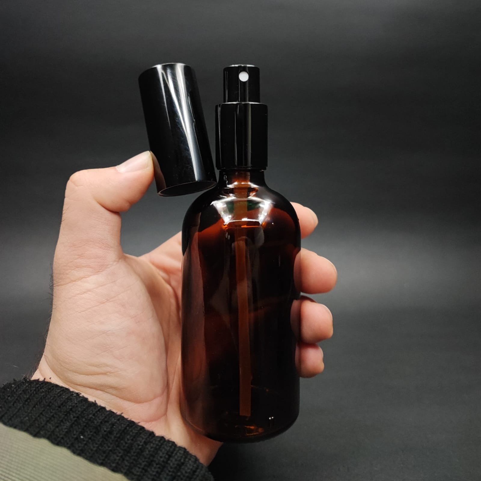 100 ML LÜKS VİDALI VALF ÇEVİRME PARFÜM ŞİŞELERİ - 100 CC AMBER CAM ŞİŞE - SİYAH METAL SPREYLİ KAPAKLI SET