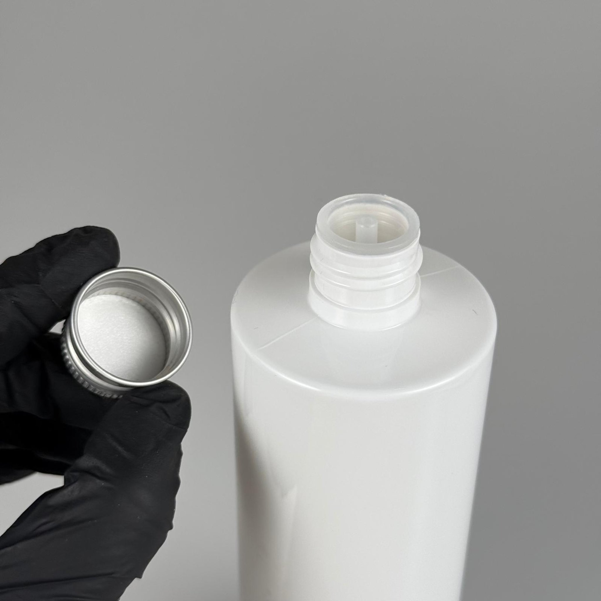 400 CC BEYAZ KÜT BOYUNLU SİLİNDİR PET ŞİŞE (30 GR - 24 AĞIZ ) + KÖPÜK CONTALI GÜMÜŞ METAL ALÜMİNYUM KAPAKLI + KOLONYA TIPALI TAKIM - 400 ML  KAPAKLI BEYAZ PLASTİK ŞİŞELER