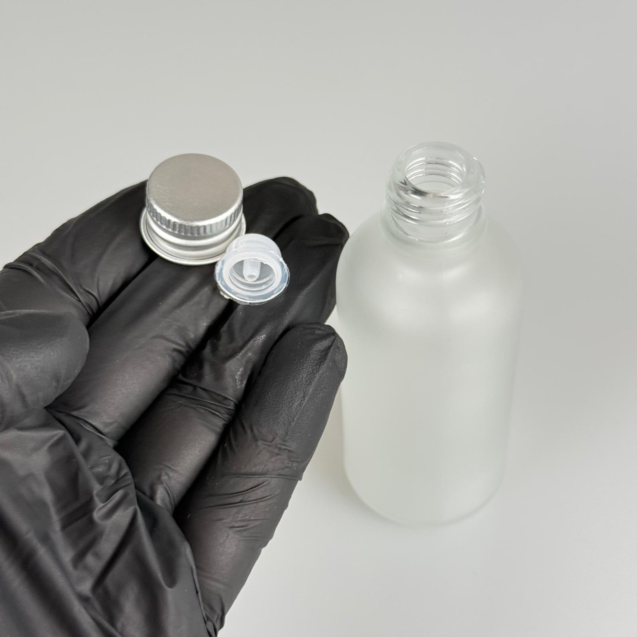 50 CC BUZLU CAM ŞİŞE + KÖPÜK CONTALI GÜMÜŞ ALÜMİNYUM METAL KAPAKLI + KOLONYA TIPALI TAKIM - 50 ML BUZLU CAM ŞİŞE