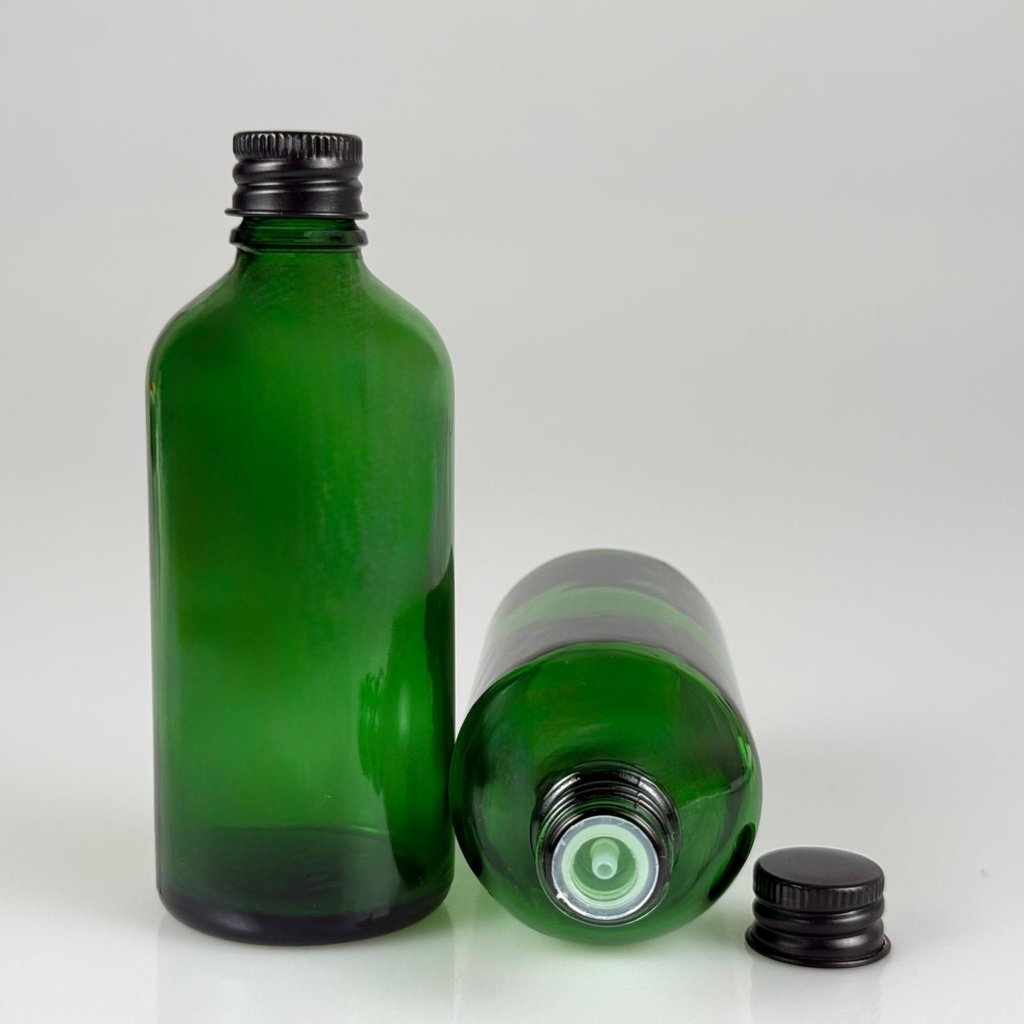 100 CC YEŞİL CAM ŞİŞE + KÖPÜK CONTALI SİYAH ALÜMİNYUM METAL KAPAKLI + DAMLALIKLI KOLONYA TIPALI TAKIM - 100 ML YEŞİL CAM ŞİŞE
