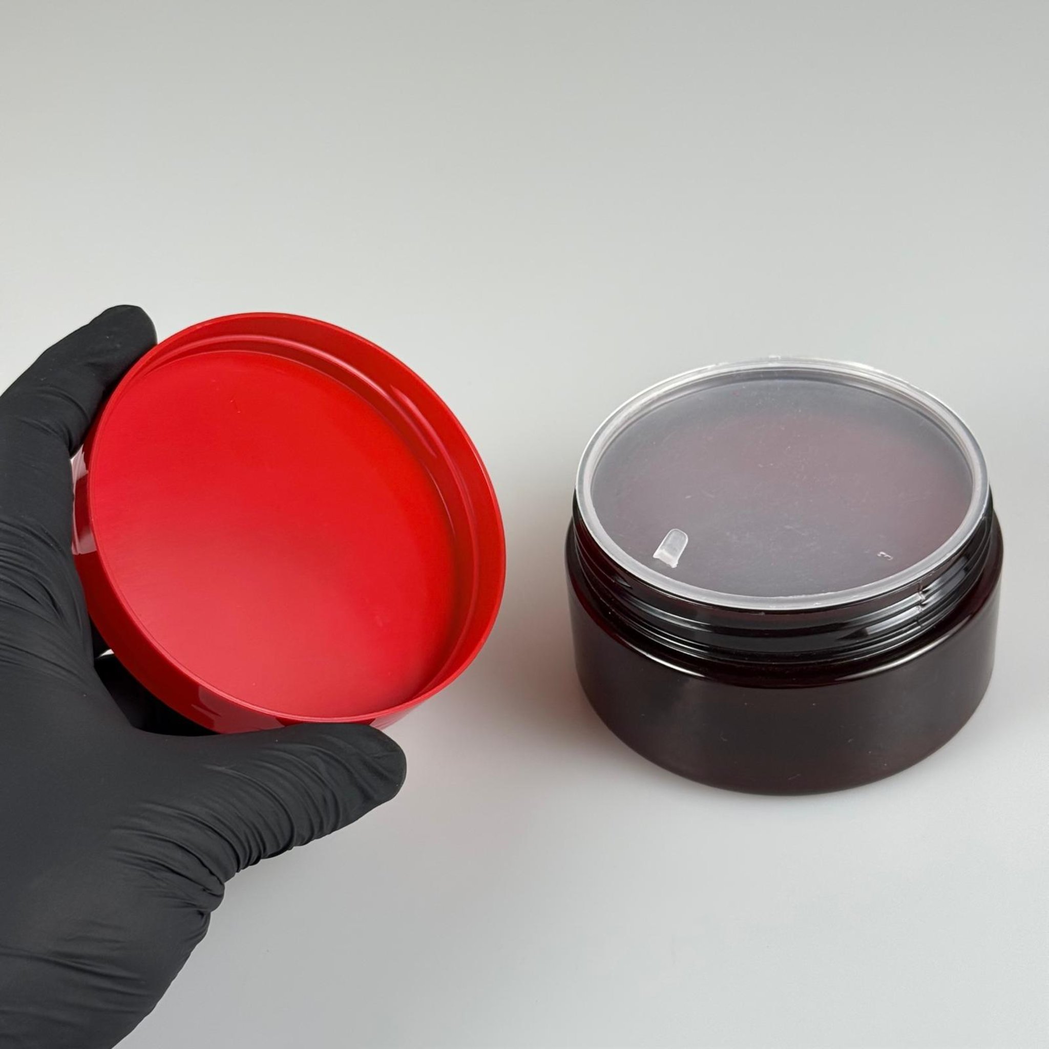 200 CC SERT PLASTİK AMBER KAVANOZ - KIRMIZI KAPAKLI  + PLASTİK TIPALI TAKIM - 200 ML KAHVERENGİ KAVANOZ