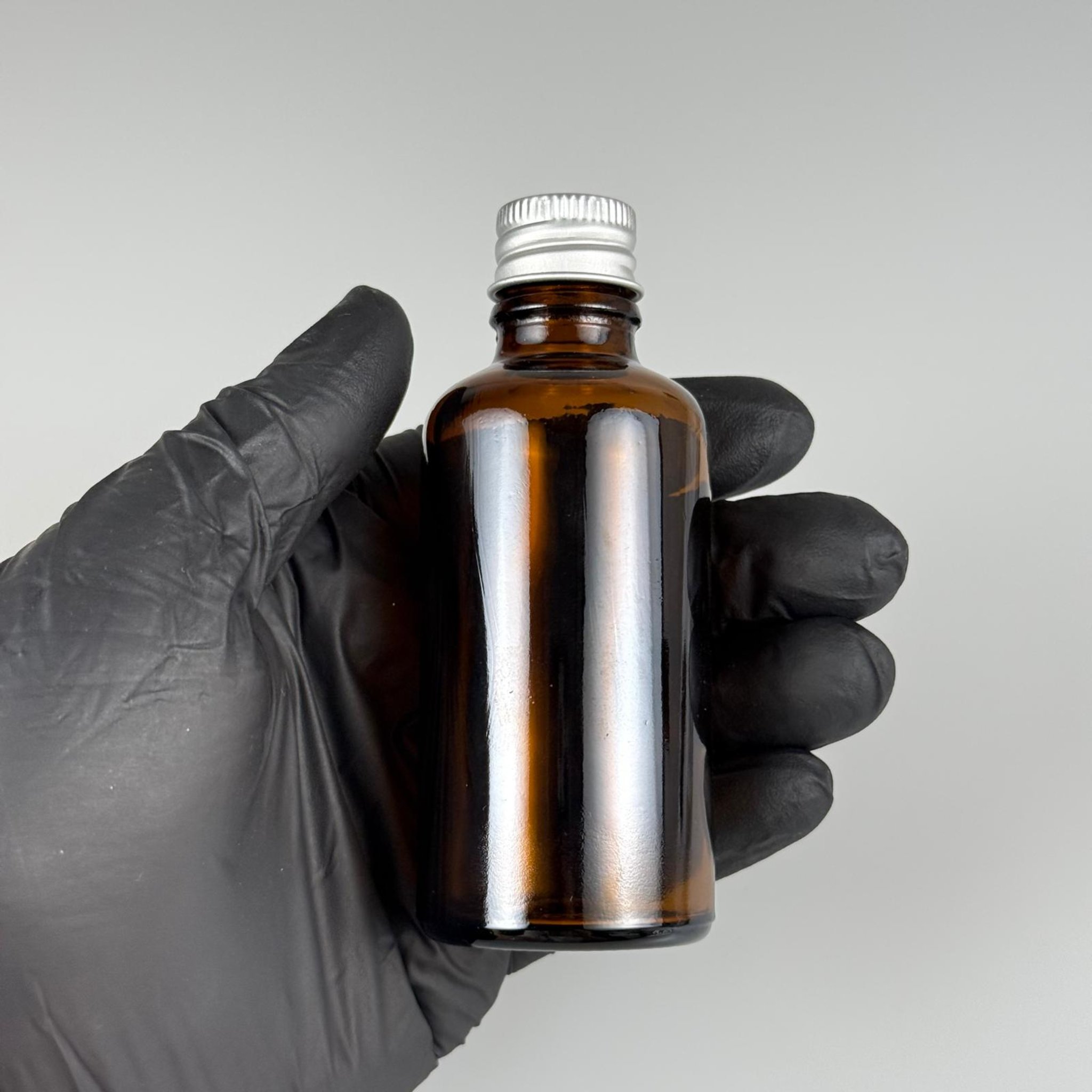 50 CC AMBER CAM ŞİŞE + KÖPÜK CONTALI GÜMÜŞ ALÜMİNYUM METAL KAPAKLI + DAMLALIKLI KOLONYA TIPALI TAKIM - 50 ML KAHVERENGİ CAM ŞİŞE