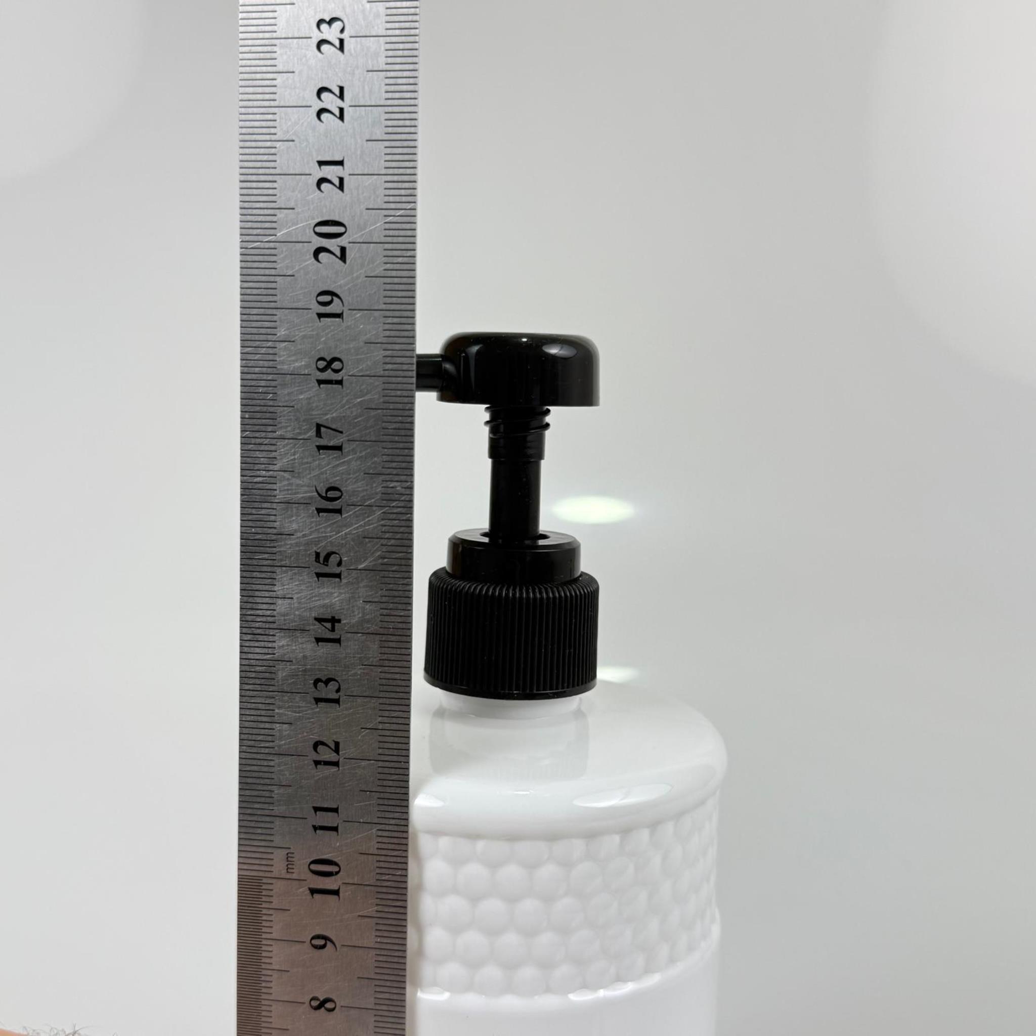 500 CC PET BEYAZ DESENLİ MODEL ŞİŞE - SİYAH DOZAJ POMPALI (HER BASMADA 4 CC SIVI ATAR) - 0,5 LT POMPALI ŞİŞE - ŞURUP, ŞAMPUAN, KREM GİBİ YOĞUN KIVAMLI SIVILARDA KULLANILIR