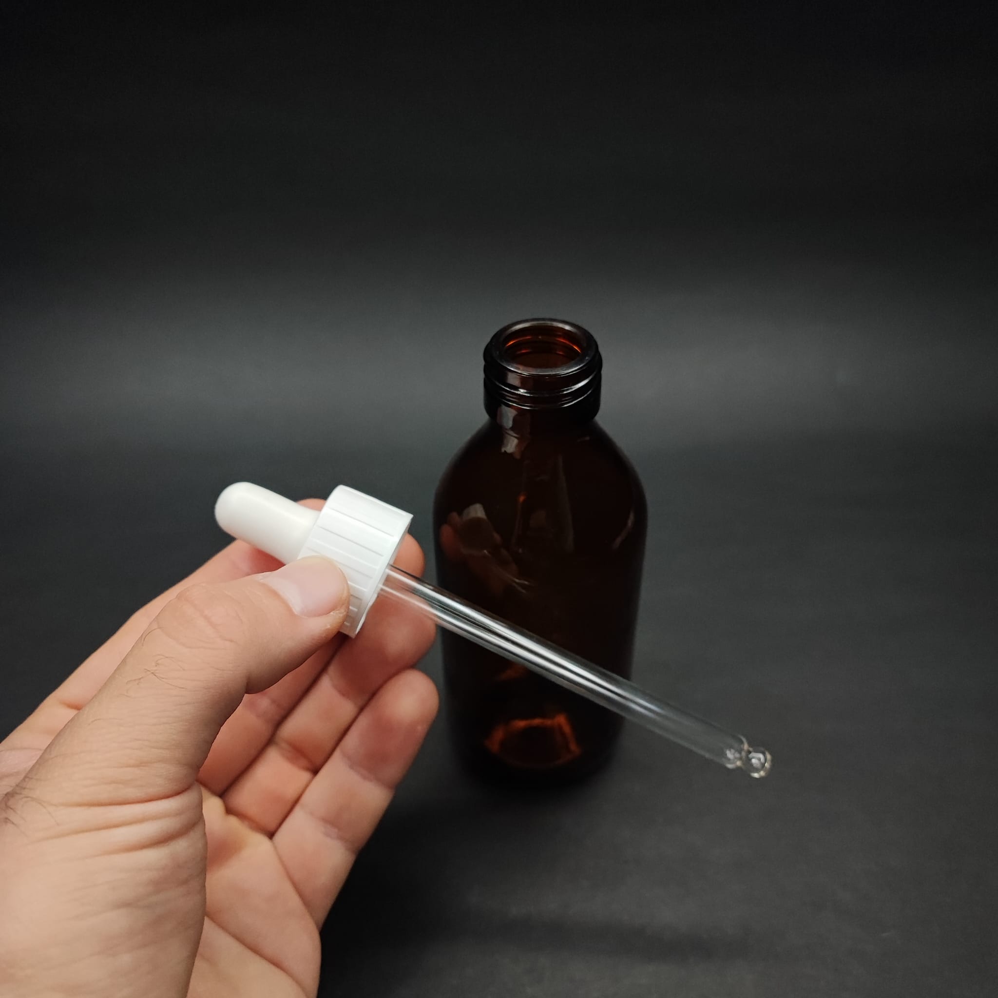 125 ML DOLUMU KOLAY, GENİŞ AĞIZLI CAM DAMLALIKLI ŞİŞE (25 MM AĞIZ)  - 125 CC BEYAZ DAMLALIKLI CAM ECZA ŞİŞESİ - AMBER KAHVERENGİ