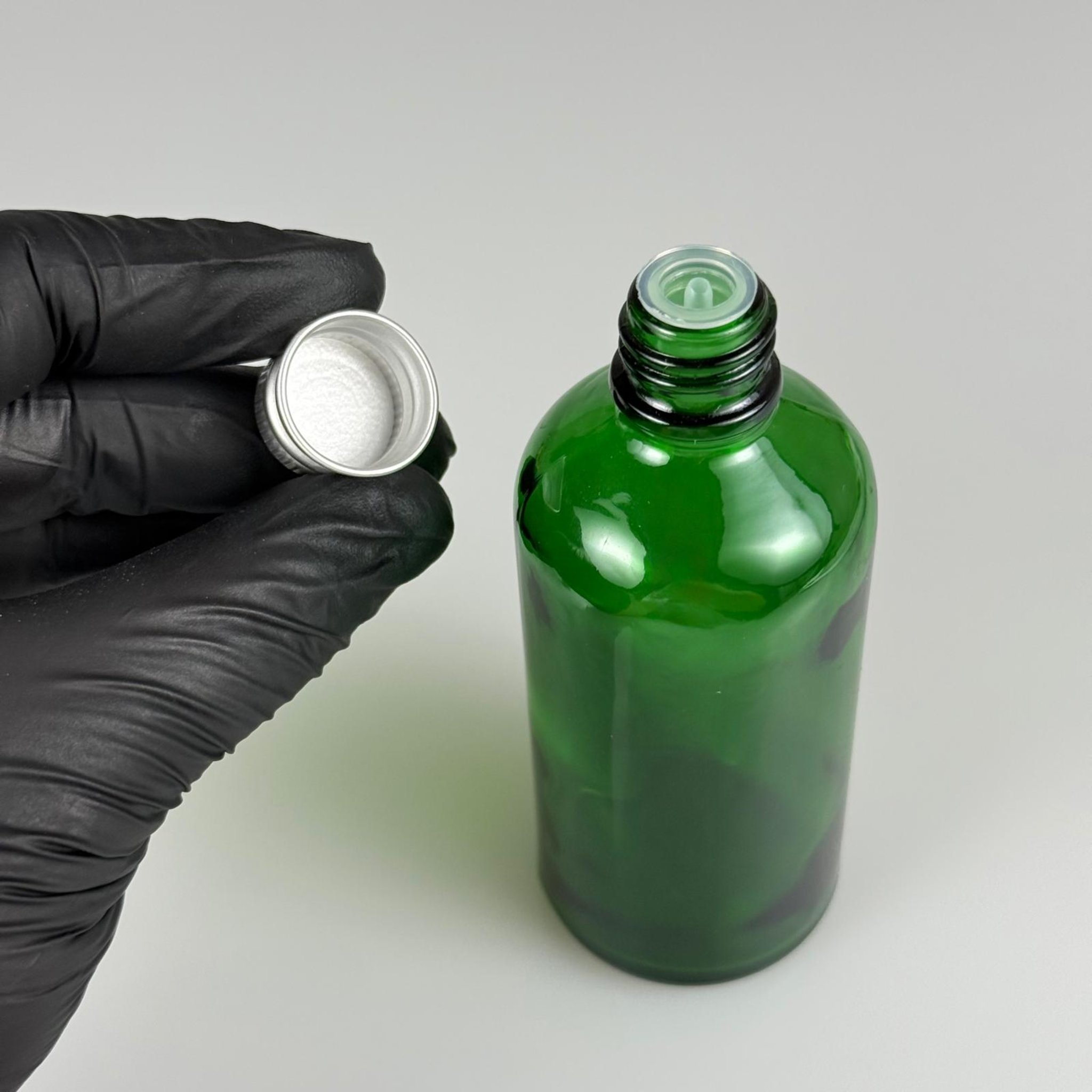 100 CC YEŞİL CAM ŞİŞE + KÖPÜK CONTALI GÜMÜŞ ALÜMİNYUM METAL KAPAKLI + DAMLALIKLI KOLONYA TIPALI TAKIM - 100 ML YEŞİL CAM ŞİŞE