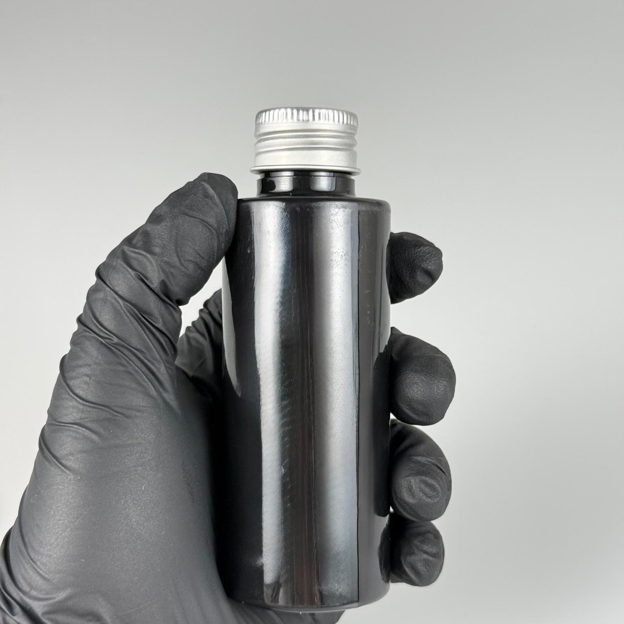 100 CC SİYAH SİLİNDİR KESKİN KÜT MODEL SERT PET ŞİŞE ( 17 GR - 24 AĞIZ ) + KÖPÜK CONTALI GÜMÜŞ METAL ALÜMİNYUM KAPAK + KOLONYA TIPALI TAKIM - 100 ML KAPAKLI SİYAH PLASTİK ŞİŞELER