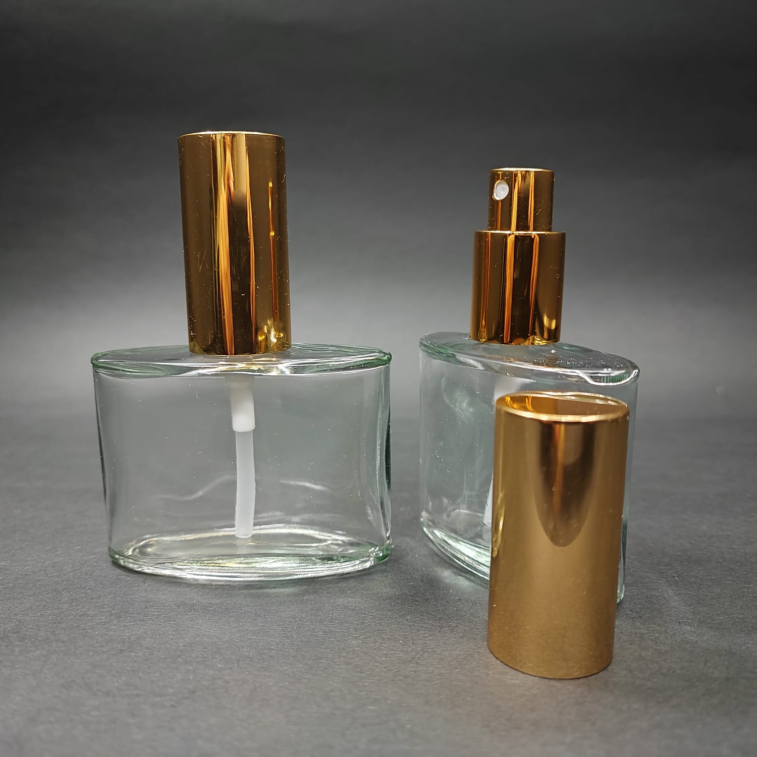 50 ML LÜKS VİDALI VALF ÇEVİRME PARFÜM ŞİŞELERİ - 50 CC YASSI ŞEFFAF CAM ŞİŞE - GOLD METAL SPREYLİ KAPAKLI SET