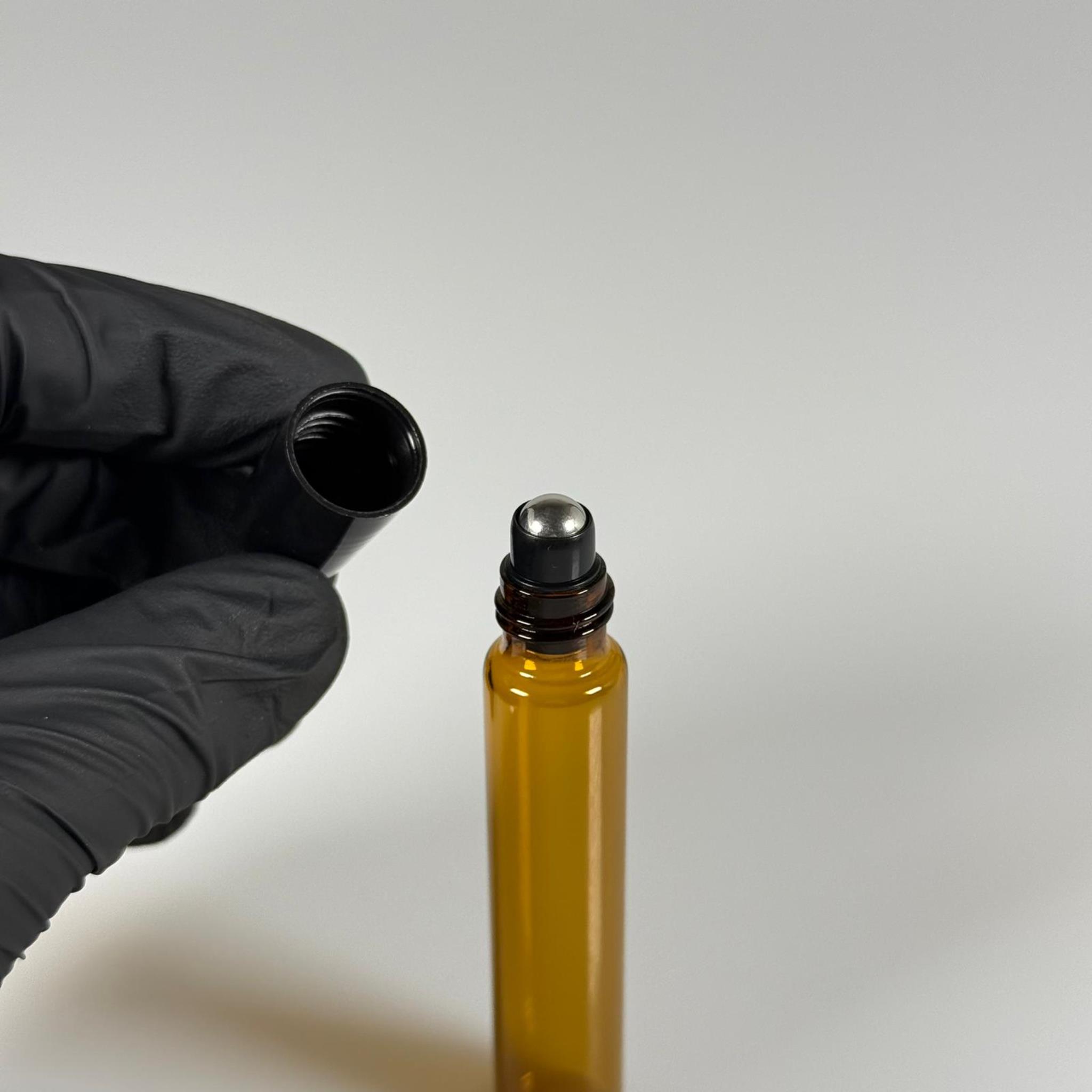 10 CC İNCE UZUN MODEL AMBER AROMA TERAPİ İÇİN CAM ROLL-ON SÜRÜLEBİLİR BİLYELİ ŞİŞE - 10 ML UZUN KAHVERENGİ ROLLON TAKIM SET (ÇELİK BİLYE + SİYAH KAPAK + AMBER ŞİŞE TAKIM)