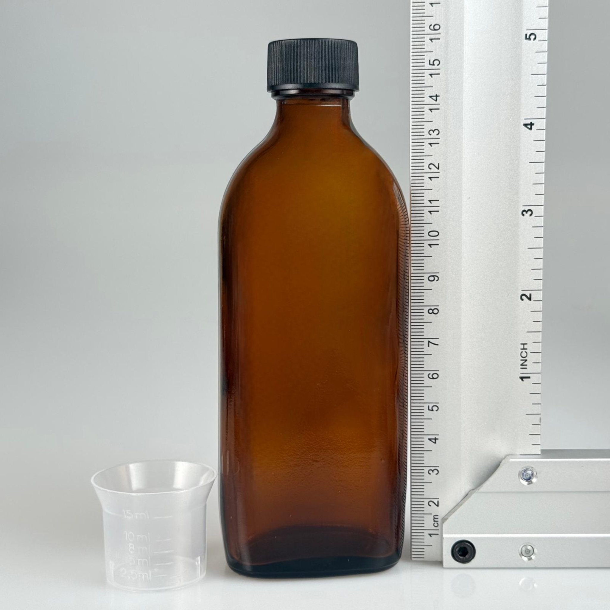 150 CC AMBER YASSI CAM ŞİŞE + SİYAH PLASTİK KAPAK + 15 ÖLÇEK TAKIM - 150 ML YASSI CAM ŞİŞE - COLDBREW ŞİŞESİ