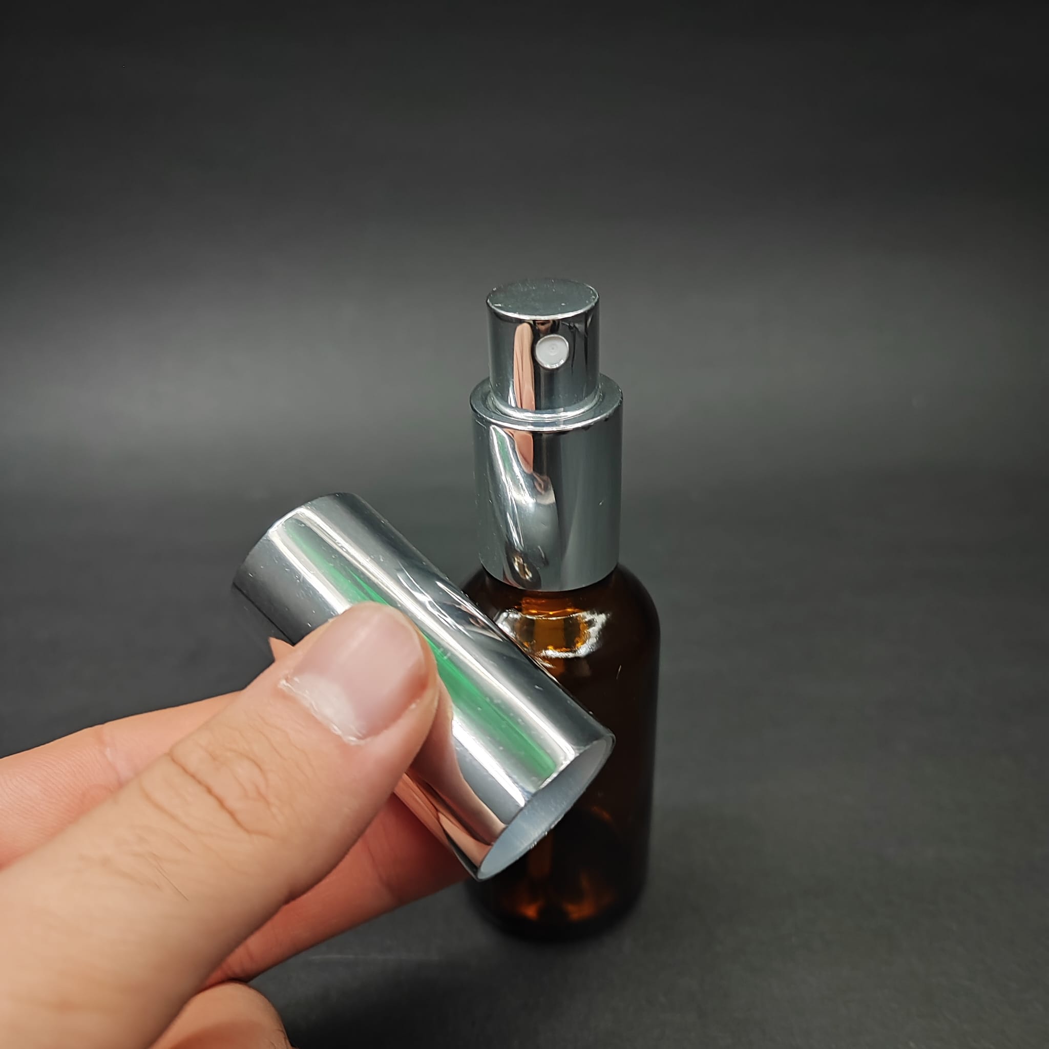 30 ML LÜKS VİDALI VALF ÇEVİRME PARFÜM ŞİŞELERİ - 30 CC AMBER CAM ŞİŞE - GÜMÜŞ METAL SPREYLİ KAPAKLI SET