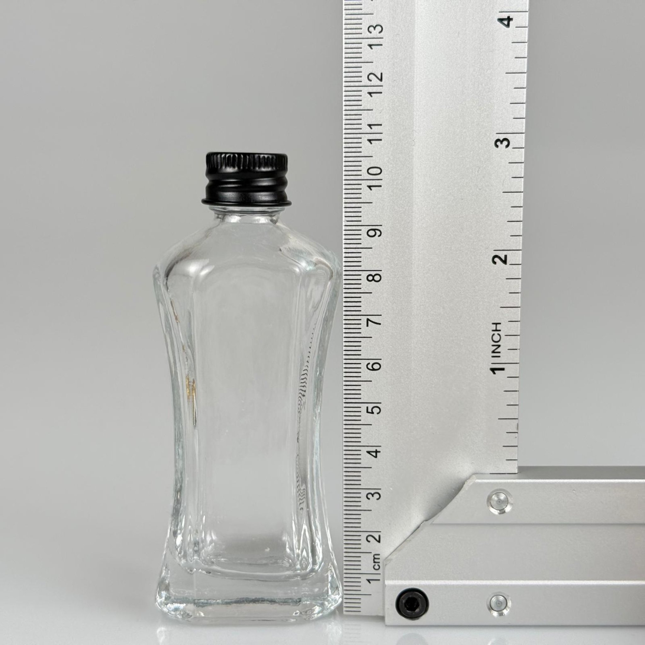 50 CC MİLANO MODEL CAM ŞİŞE + SİYAH ALÜMİNYUM METAL KAPAKLI TAKIM - 50 ML LÜKS CAM ŞİŞE (CAMIN KALINLIĞI İLE İLGİLİ + - 5 ML TOLERANS OLABİLİR)
