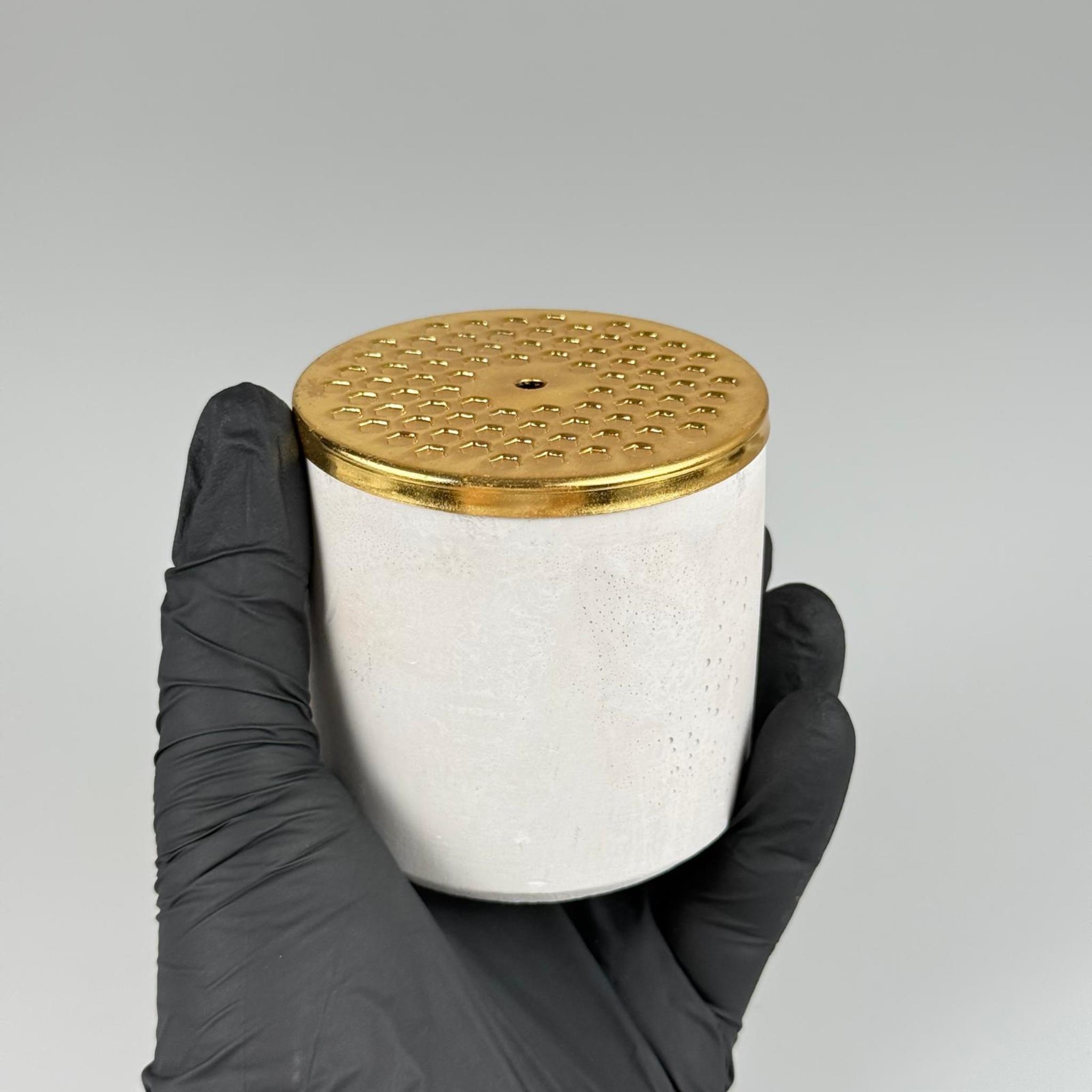 BETON MUMLUK - 100 CC - TAŞ BETONDAN MUM BARDAK - DEKORATİF MUM BARDAĞI, MİNİ SAKSI + DELİKLİ GOLD METAL KAPAK ALTIGEN DESENLİ