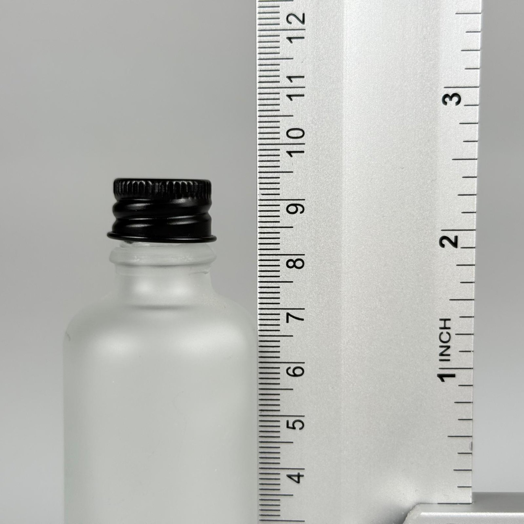 50 CC BUZLU CAM ŞİŞE + KÖPÜK CONTALI SİYAH ALÜMİNYUM METAL KAPAKLI + KOLONYA TIPALI TAKIM - 50 ML BUZLU CAM ŞİŞE