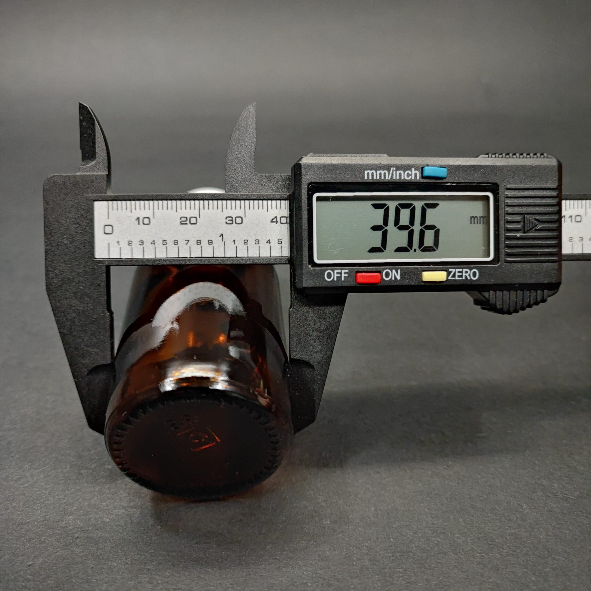 50 ML DOLUMU KOLAY, GENİŞ AĞIZLI İÇTEN DAMLALIKLI ŞİŞE (25 MM AĞIZ)  - 50 CC BEYAZ KİLİTLİ DAMLALIKLI CAM ECZA ŞİŞESİ - AMBER KAHVERENGİ