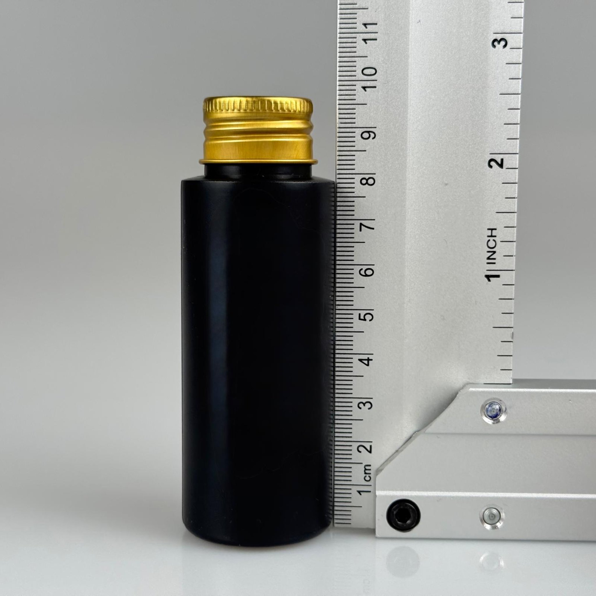 50 CC SİYAH POLİETİLEN PLASTİK ASETON ŞİŞESİ ( 24 AĞIZ ) + KÖPÜK CONTALI GOLD METAL ALÜMİNYUM KAPAK TAKIM - 50 ML KAPAKLI SİYAH PLASTİK ŞİŞELER