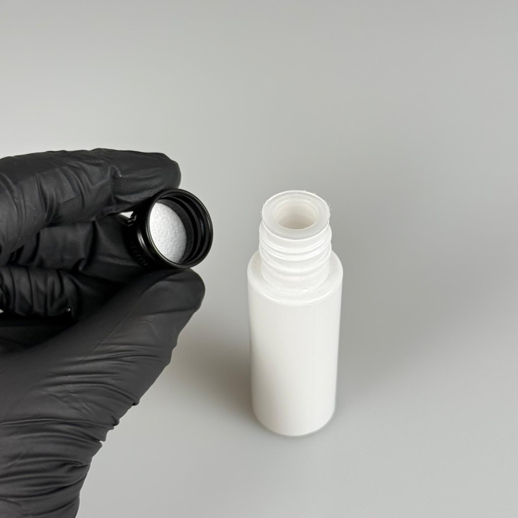 20 CC BEYAZ PET ŞİŞE + KÖPÜK CONTALI SİYAH ALÜMİNYUM METAL KAPAKLI + KÖR TIPALI TAKIM - 20 ML PLASTİK ŞİŞE