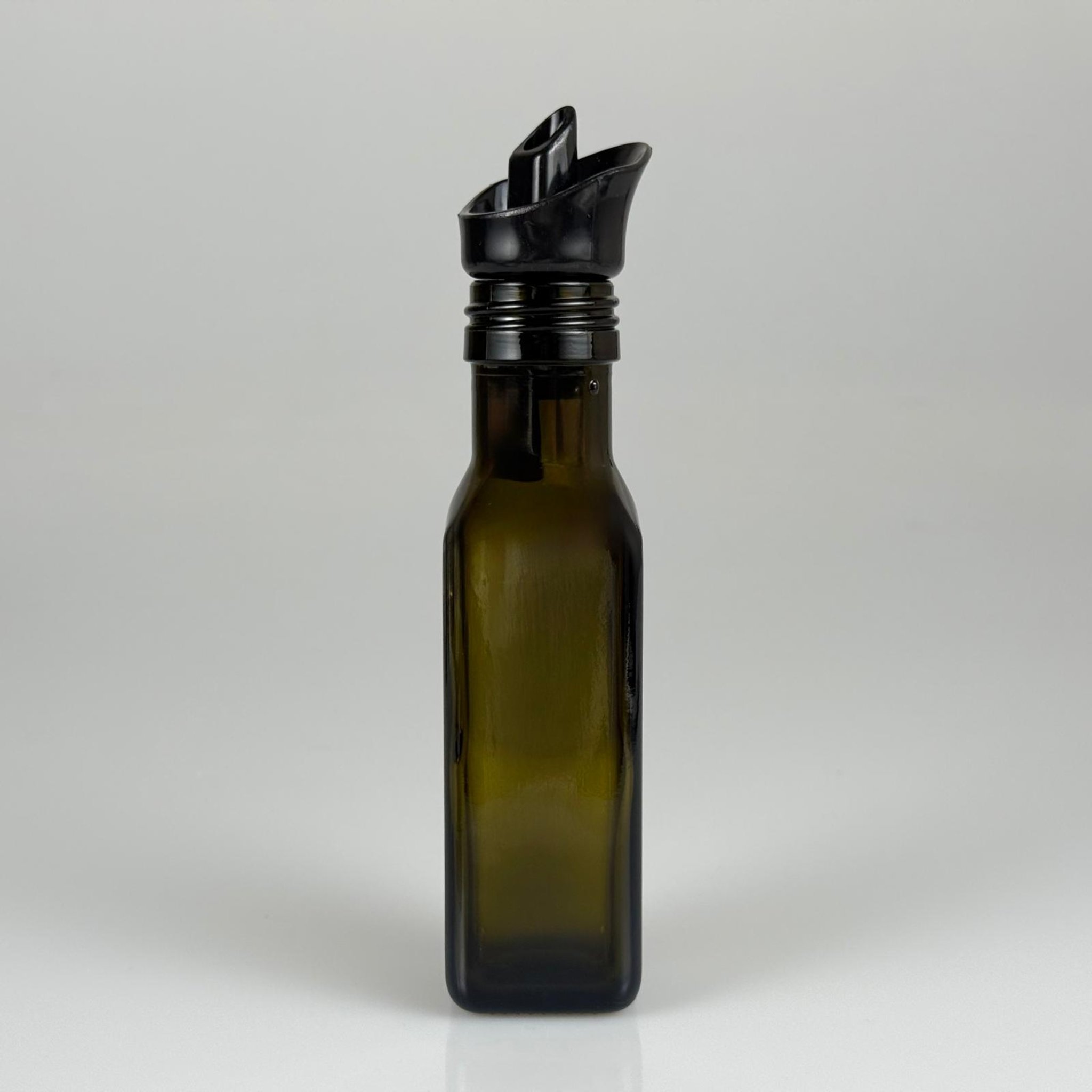 100 CC MARASKA CAM ŞİŞE KOYU YEŞİL (31 MM AĞIZ) - AKITICI SİYAH YAĞDANLIK TIPALI - 100 ML KÖŞELİ KARE MARASCA YAĞ VE SOS ŞİŞELERİ