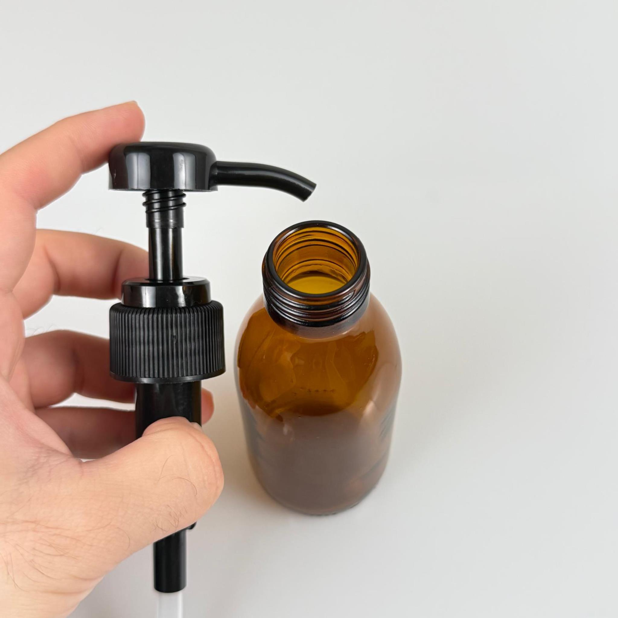 125 CC AMBER CAM ŞİŞE + SİYAH DOZAJ POMPALI (HER BASMADA 4 CC SIVI ATAR)  - 125 ML POMPALI ŞİŞE - ŞURUP, ŞAMPUAN, KREM GİBİ YOĞUN KIVAMLI SIVILARDA KULLANILIR