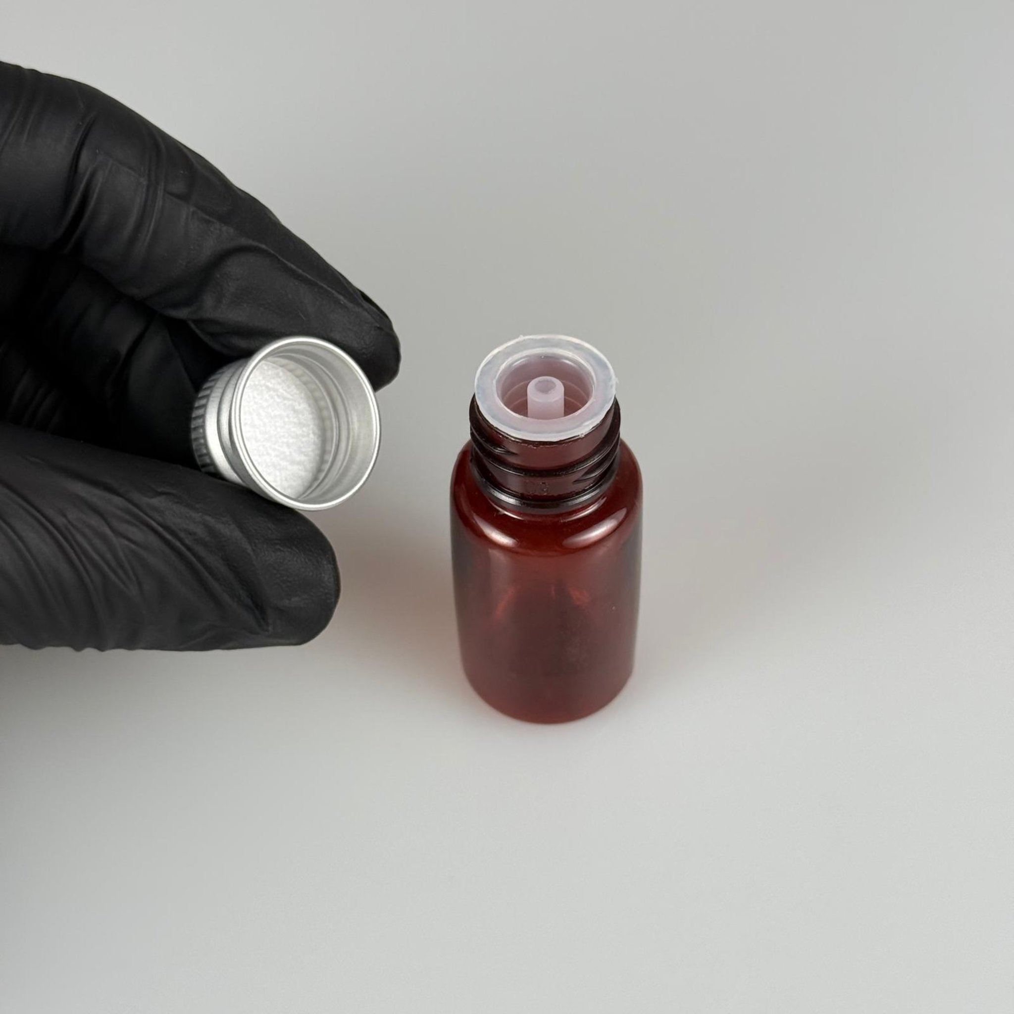 10 CC AMBER PET SHOT ŞİŞE - KÖPÜK CONTALI GÜMÜŞ ALÜMİNYUM METAL KAPAKLI + DAMLALIKLI KOLONYA TIPALI TAKIM - 10 ML KAHVERENGİ PLASTİK ŞİŞE