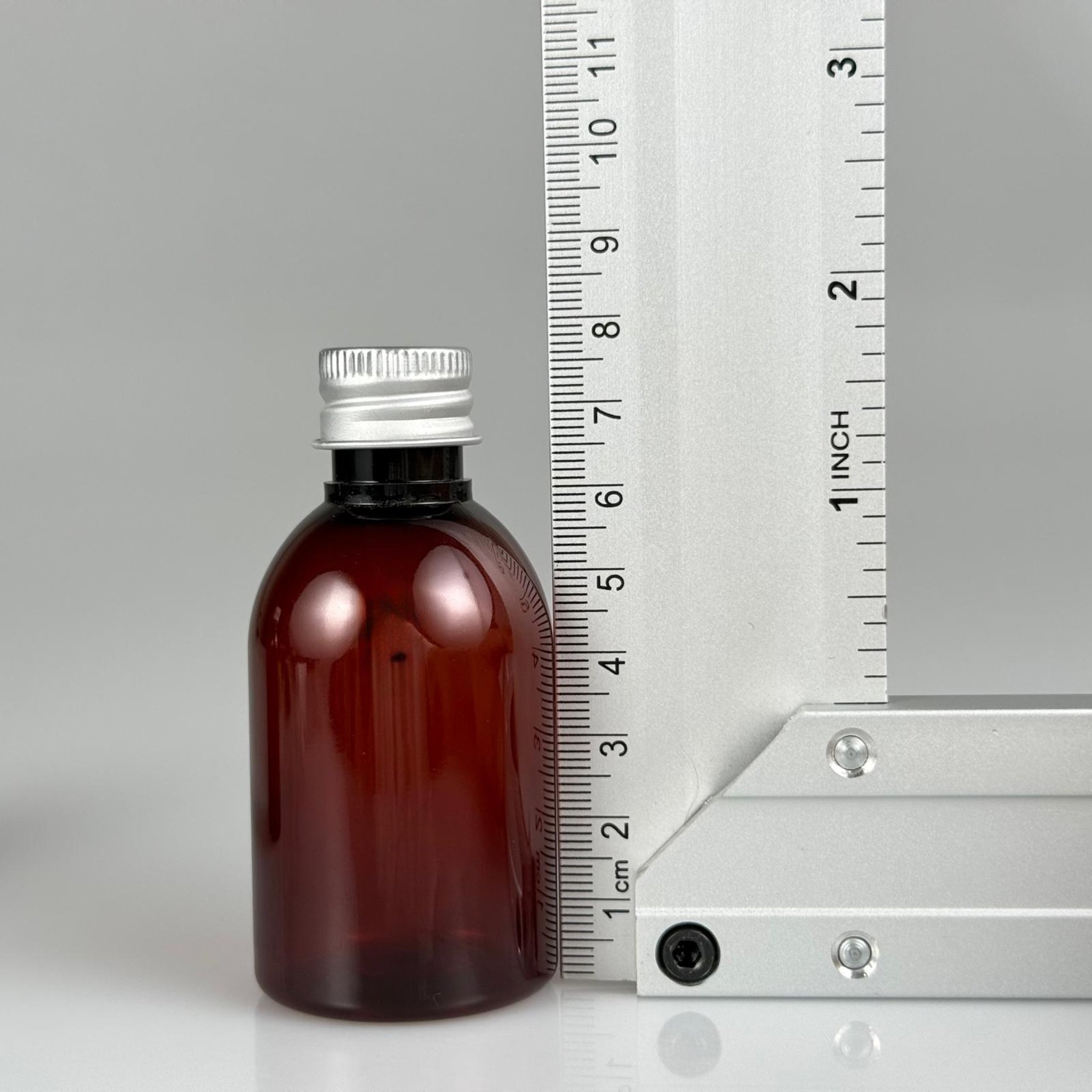 50  CC AMBER PET ŞİŞE + KÖPÜK CONTALI GÜMÜŞ ALÜMİNYUM METAL KAPAKLI TAKIM - 50 ML KAHVERENGİ PLASTİK ŞİŞE