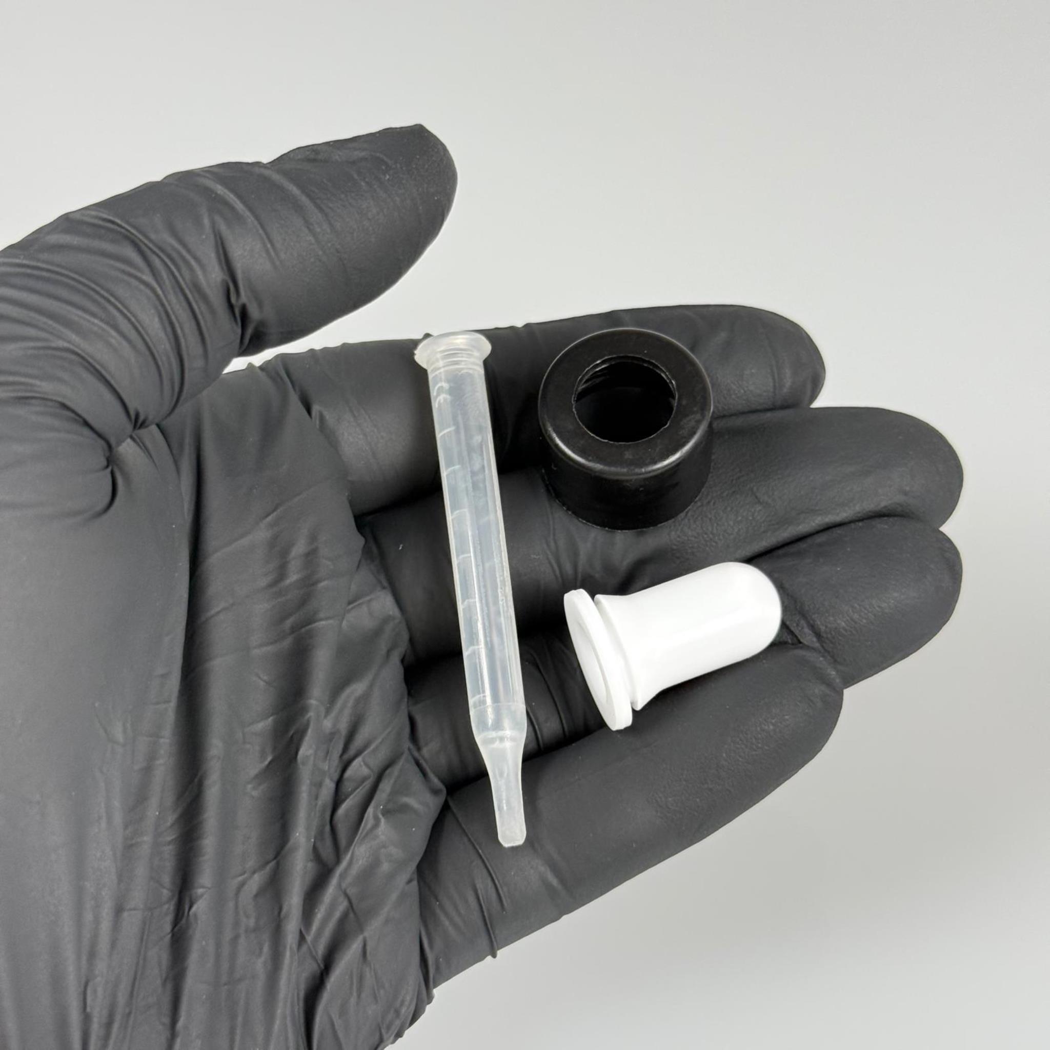 18 MM PLASTİK DAMLALIKLI TAKIM - BEYAZ EMZİK +  DELİKLİ PLASTİK DÜZ SİYAH KAPAK + 60 MM PLASTİK PİPET