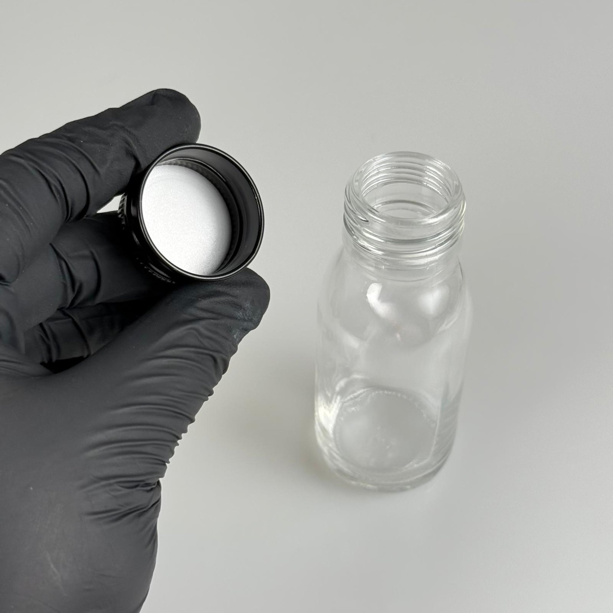 60 CC GENİŞ AĞIZLI ŞEFFAF CAM ŞİŞE + SİYAH METAL KAPAKLI TAKIM - 60 ML ŞEFFAF ŞURUP ECZA ŞİŞESİ - ŞEFFAF SHOT VE TADIM ŞİŞESİ - MİKROPLARDAN KORUNMASI İÇİN İLAÇLANMIŞTIR, SUYA TUTUNCA ŞEFFAF RENGİ ALIR