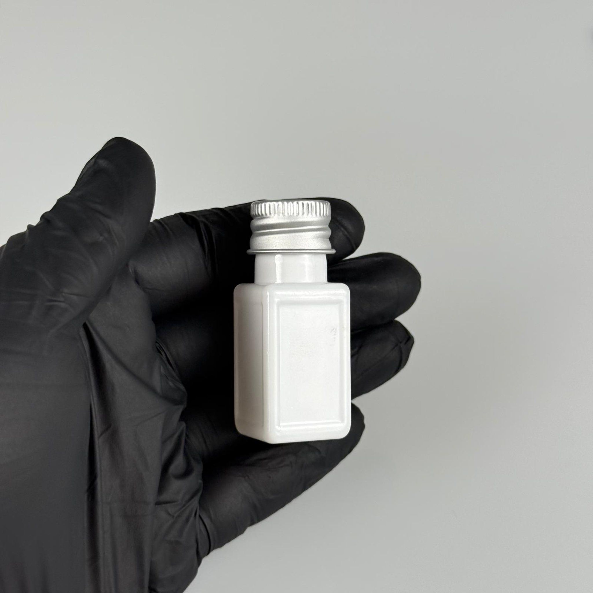 10 CC BEYAZ KARE PET SHOT ŞİŞE - KÖPÜK CONTALI GÜMÜŞ ALÜMİNYUM METAL KAPAKLI TAKIM - 10 ML PLASTİK ŞİŞE
