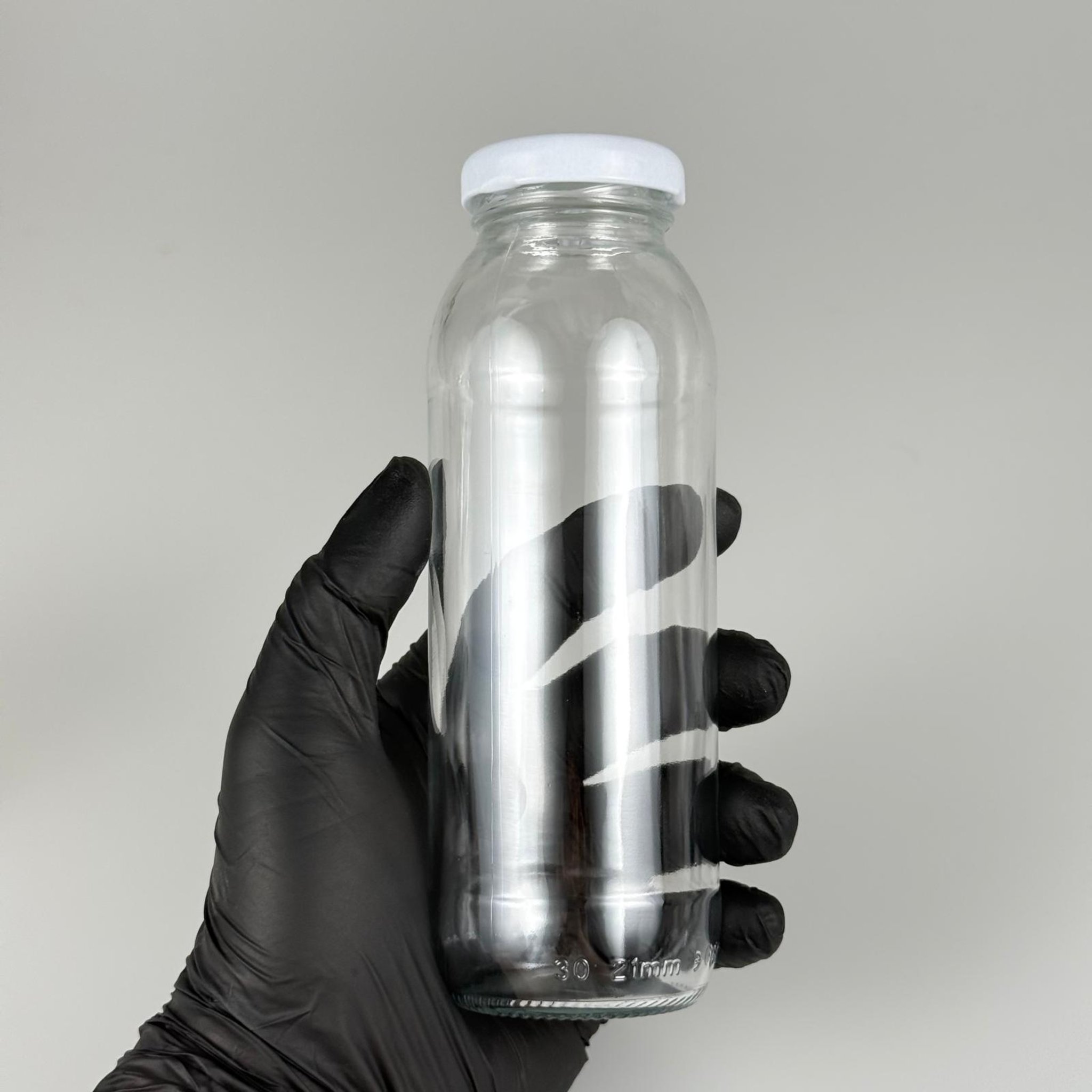 250 CC CAM KONSERVE ŞİŞESİ - BEYAZ METAL KAPAKLI + KENDİNDEN YAPIŞKANLI SIZDIRMAZ CONTALI TAKIM - 250 ML CAM MEYVE SUYU ŞİŞESİ - ŞİŞECAM KODU 412825 İLE EŞDEĞERDİR.